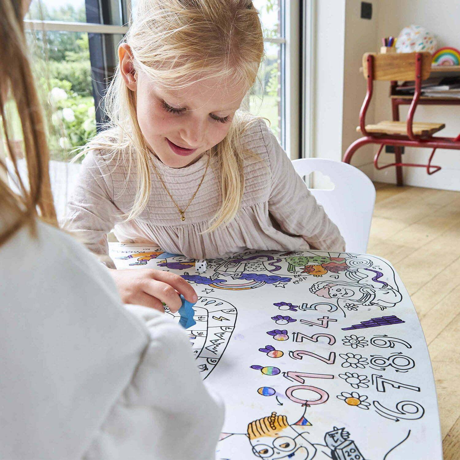 Mesa infantil para colorear -El estudio de los artistas - Coloritable DB Kids, Made in Europe, borrable, 60x60cm, patas redondas de madera, rotuladores incluidos Photo1