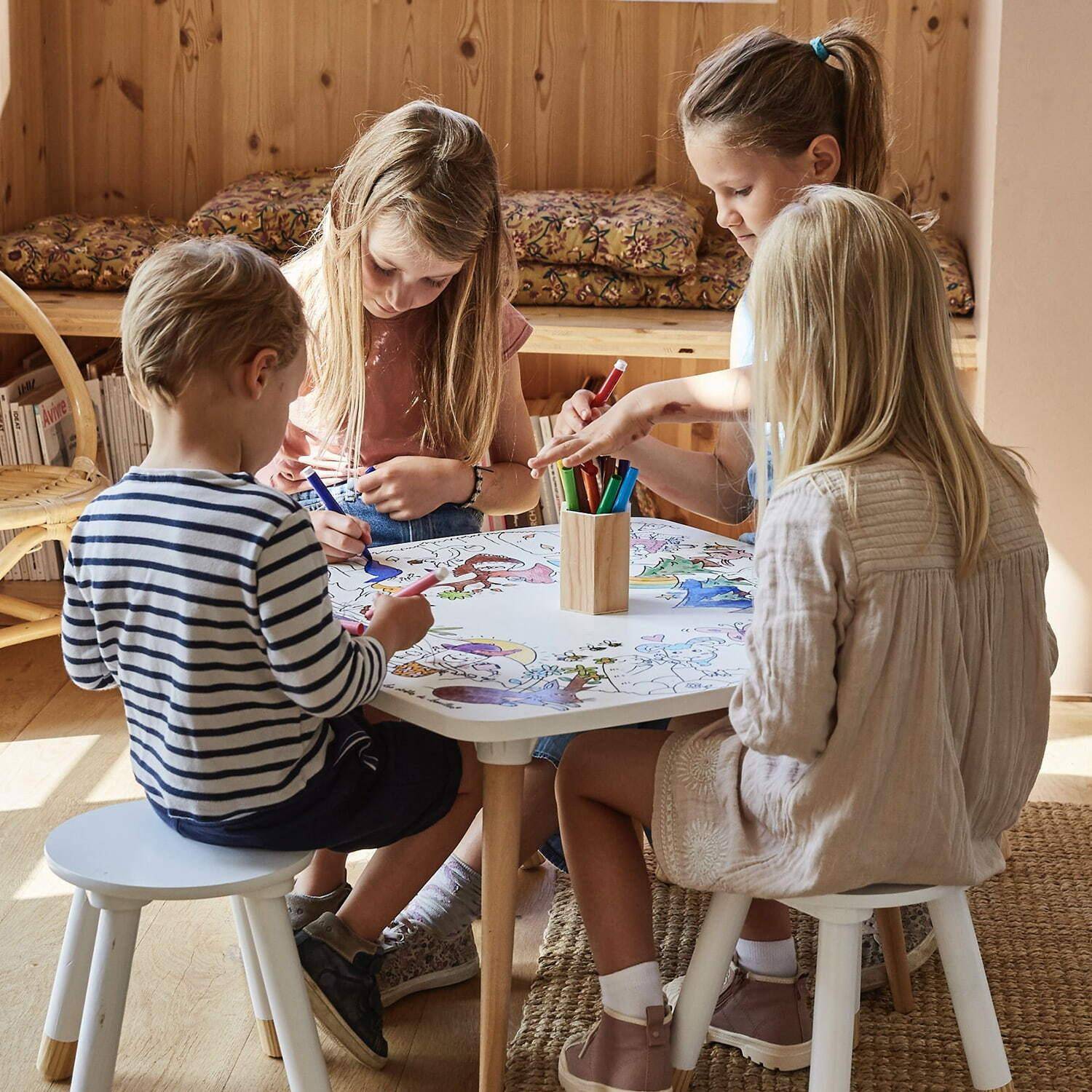 Tavolo da colorare per bambini. Made in Europe, cancellabile, 60x60cm, gambe in legno rotonde, pennarelli in dotazione Photo1