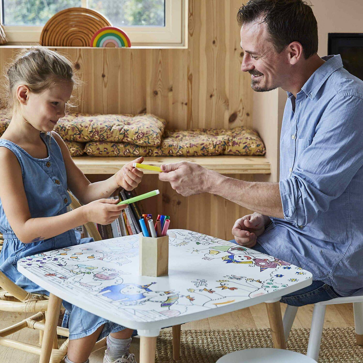 Tavolo da colorare per bambini. Made in Europe, cancellabile, 60x60cm, gambe di legno rotonde, pennarelli in dotazione,sweeek,Photo1