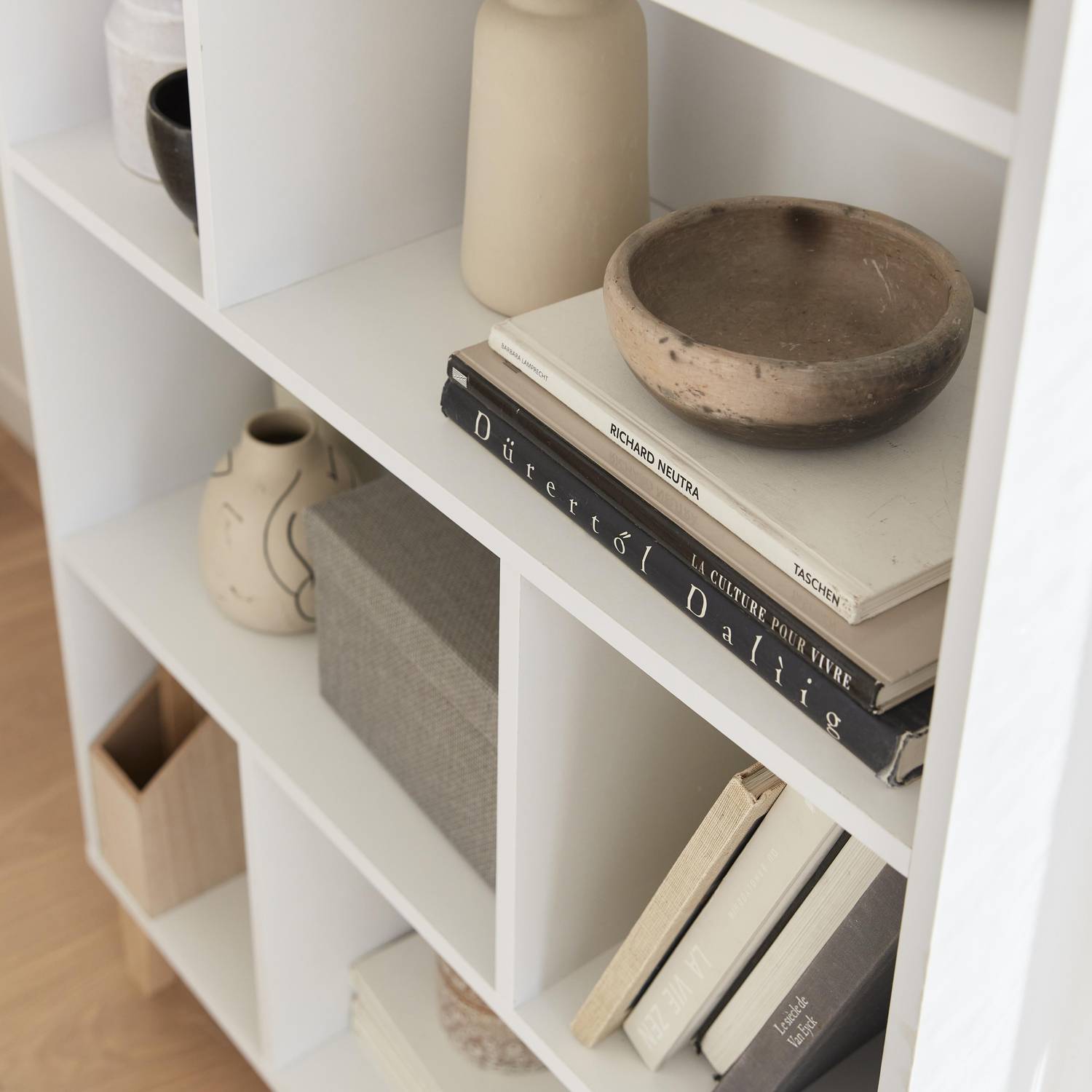 Witte boekenkast, Scandinavisch design, asymmetrische plank - Floki - dennenhouten poten, 4 planken, 8 vakken, 80x30x138cm   Photo3