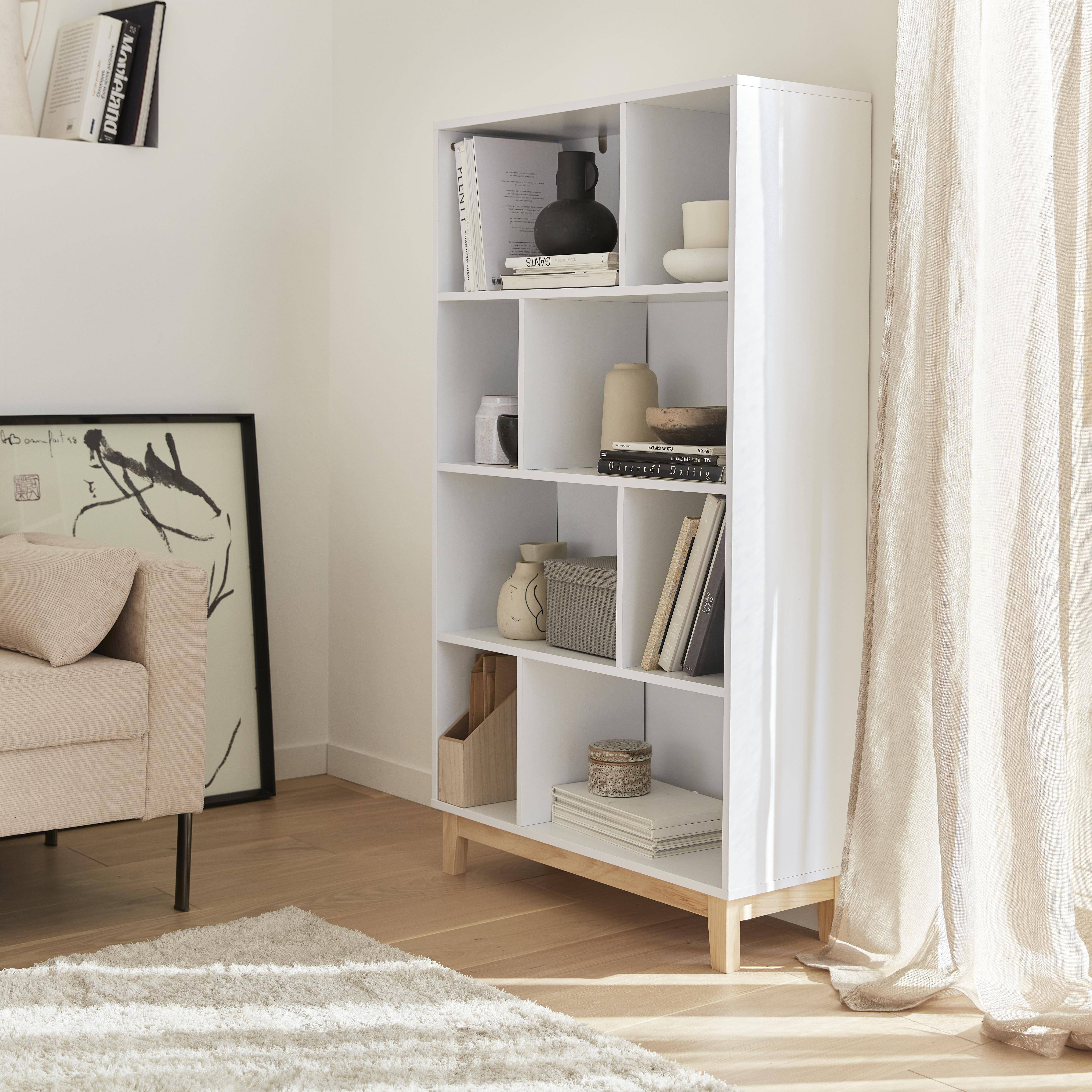 Witte boekenkast, Scandinavisch design, asymmetrische plank - Floki - dennenhouten poten, 4 planken, 8 vakken, 80x30x138cm  ,sweeek,Photo2
