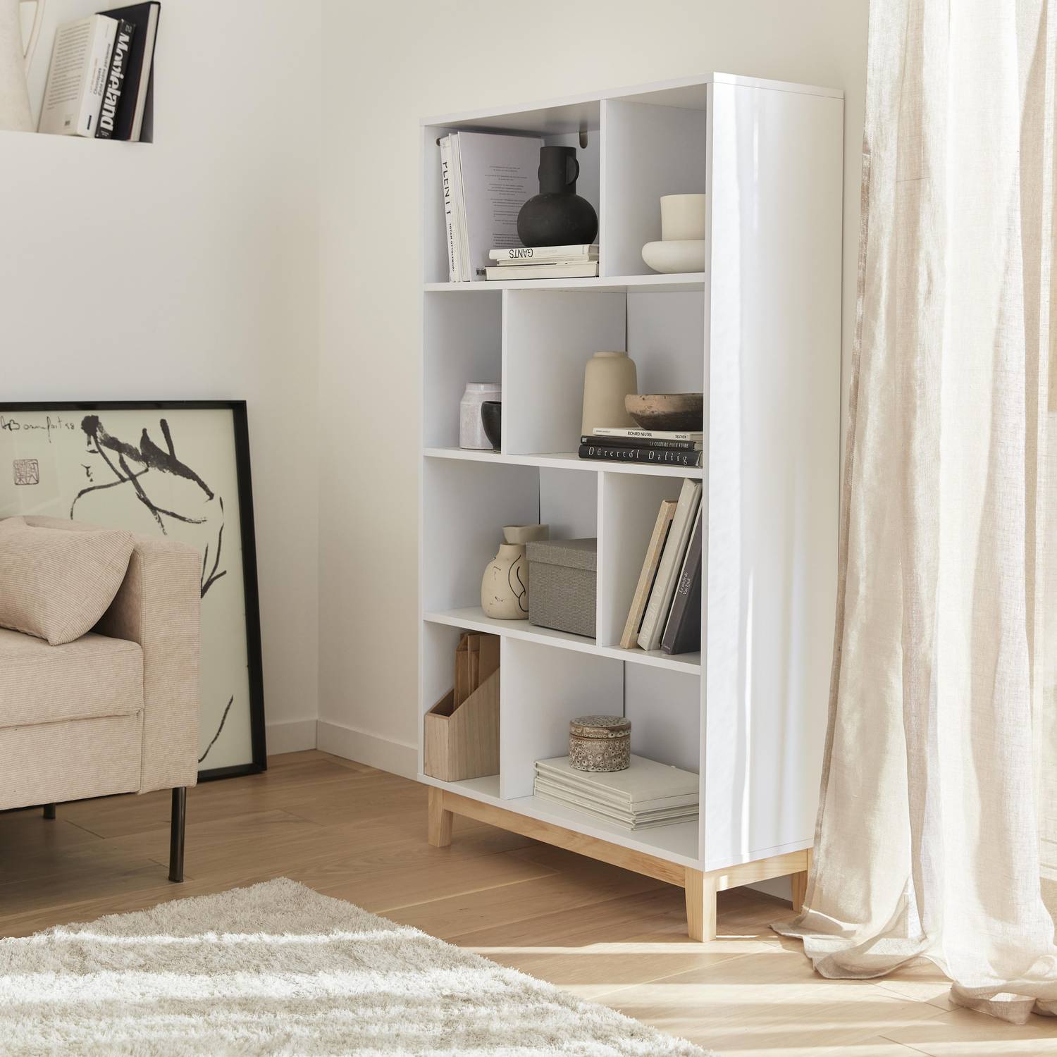 Witte boekenkast, Scandinavisch design, asymmetrische plank - Floki - dennenhouten poten, 4 planken, 8 vakken, 80x30x138cm   Photo2