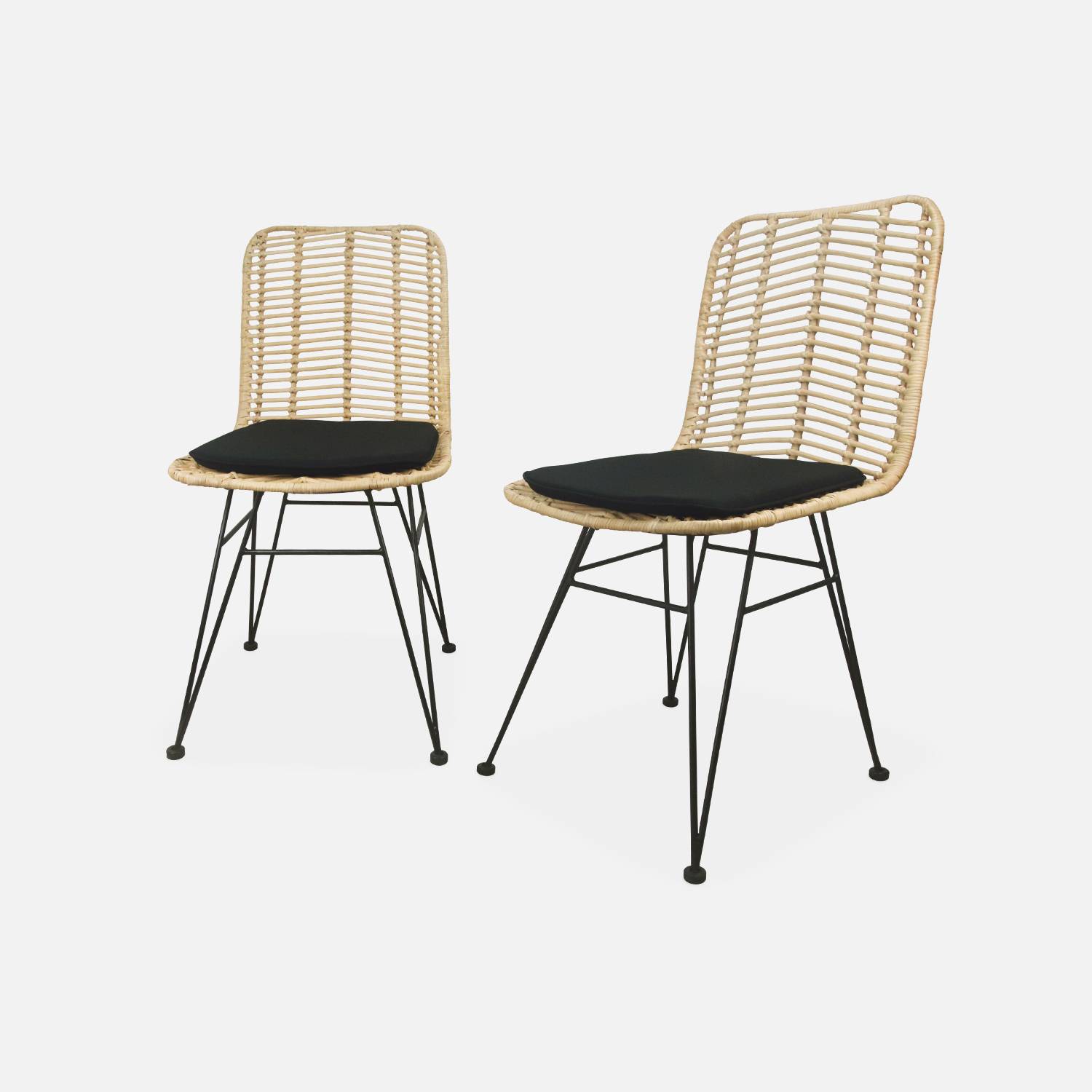 Deux chaises en rotin naturel et métal, coussins noirs  | sweeek