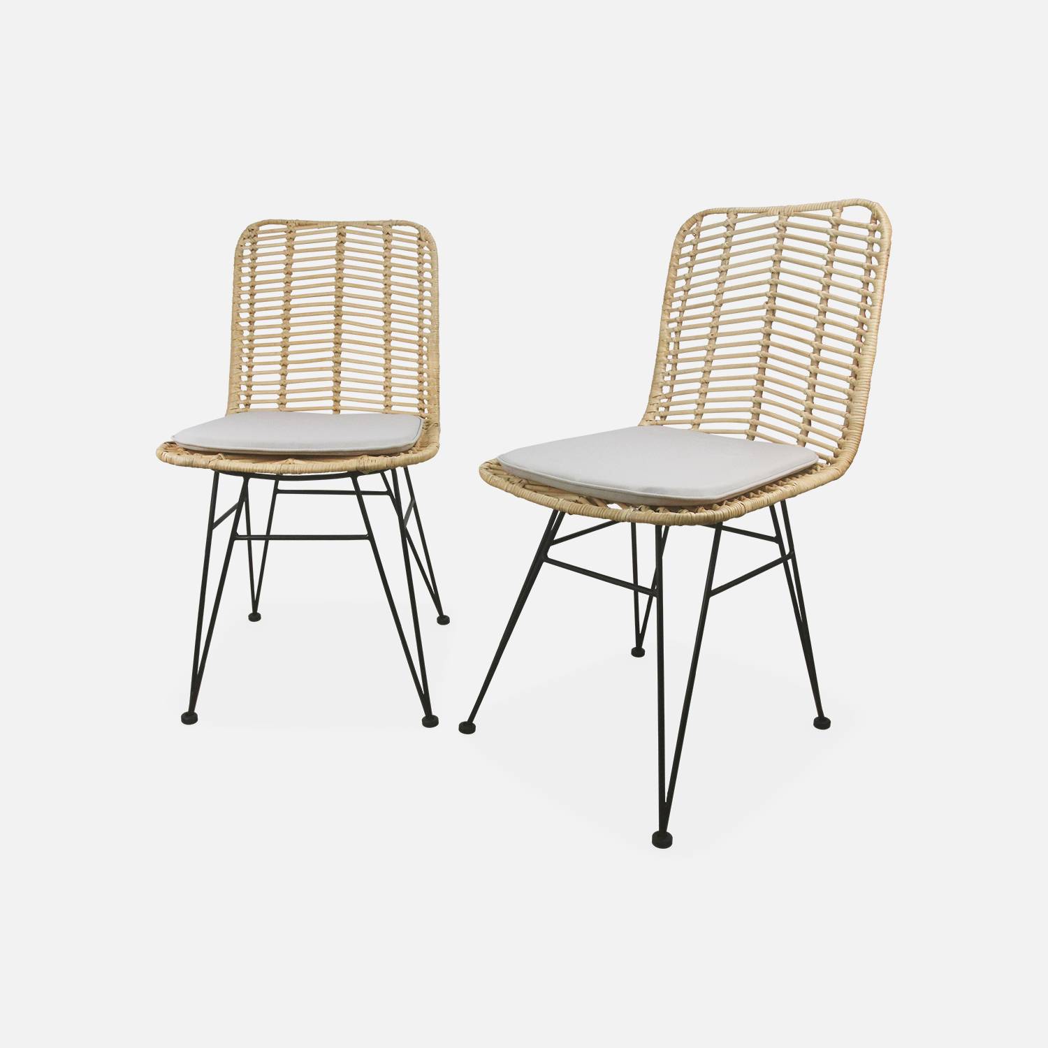 Deux chaises en rotin naturel et métal, coussins beiges  | sweeek
