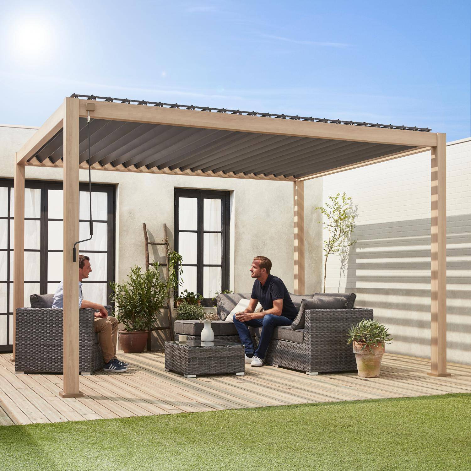 Bioklimatische Pergola mit Lamellendach holzfarben hell Triomphe 3x4m Photo1