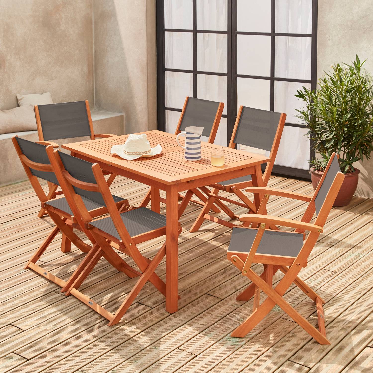 Salotto da giardino in legno - Almeria, tavolo 120-180cm rettangolare, 2 poltrone e 4 sedie, eucalipto FSC e textilene antracite | sweeek