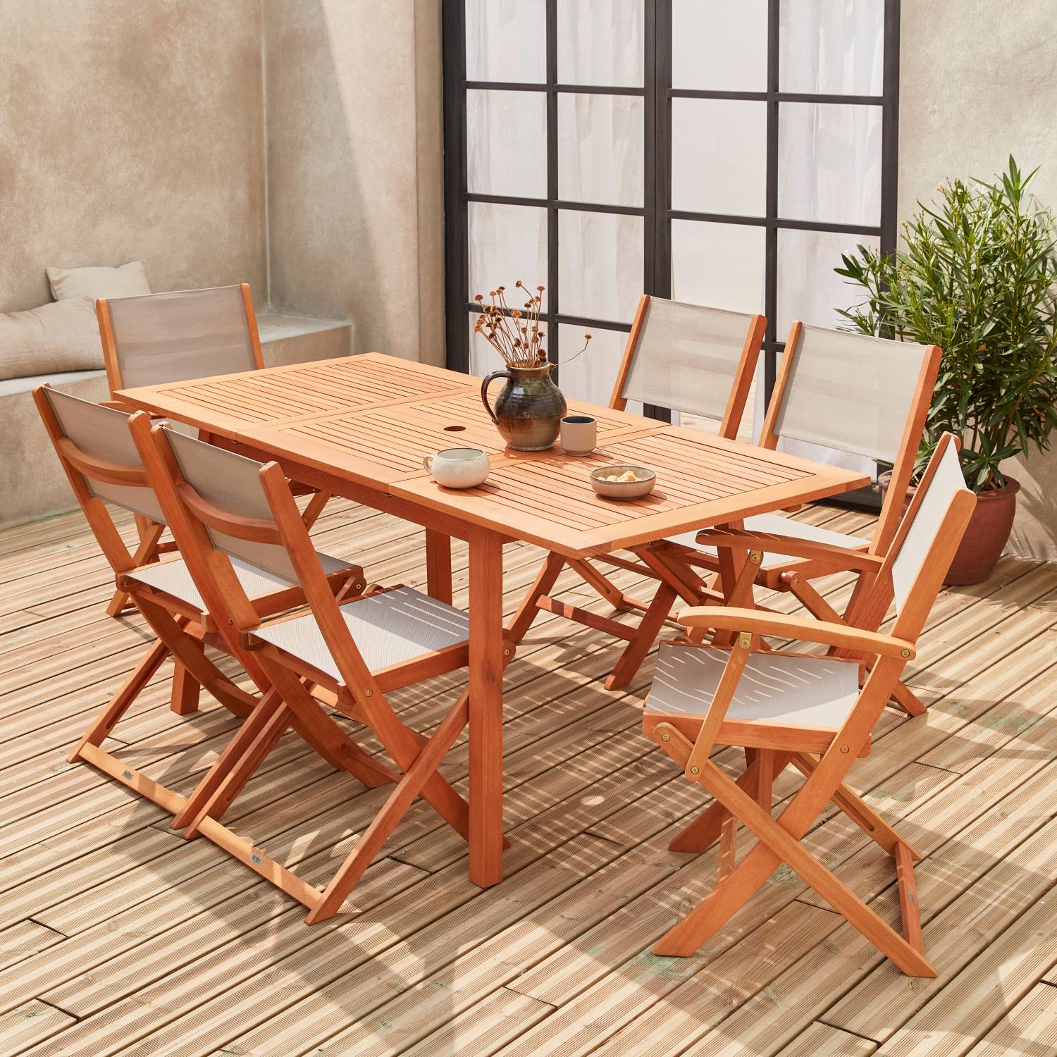 Salotto da giardino in legno - Almeria, tavolo 120-180cm rettangolare, 2 poltrone e 4 sedie, eucalipto FSC, textilene grigio talpa | sweeek
