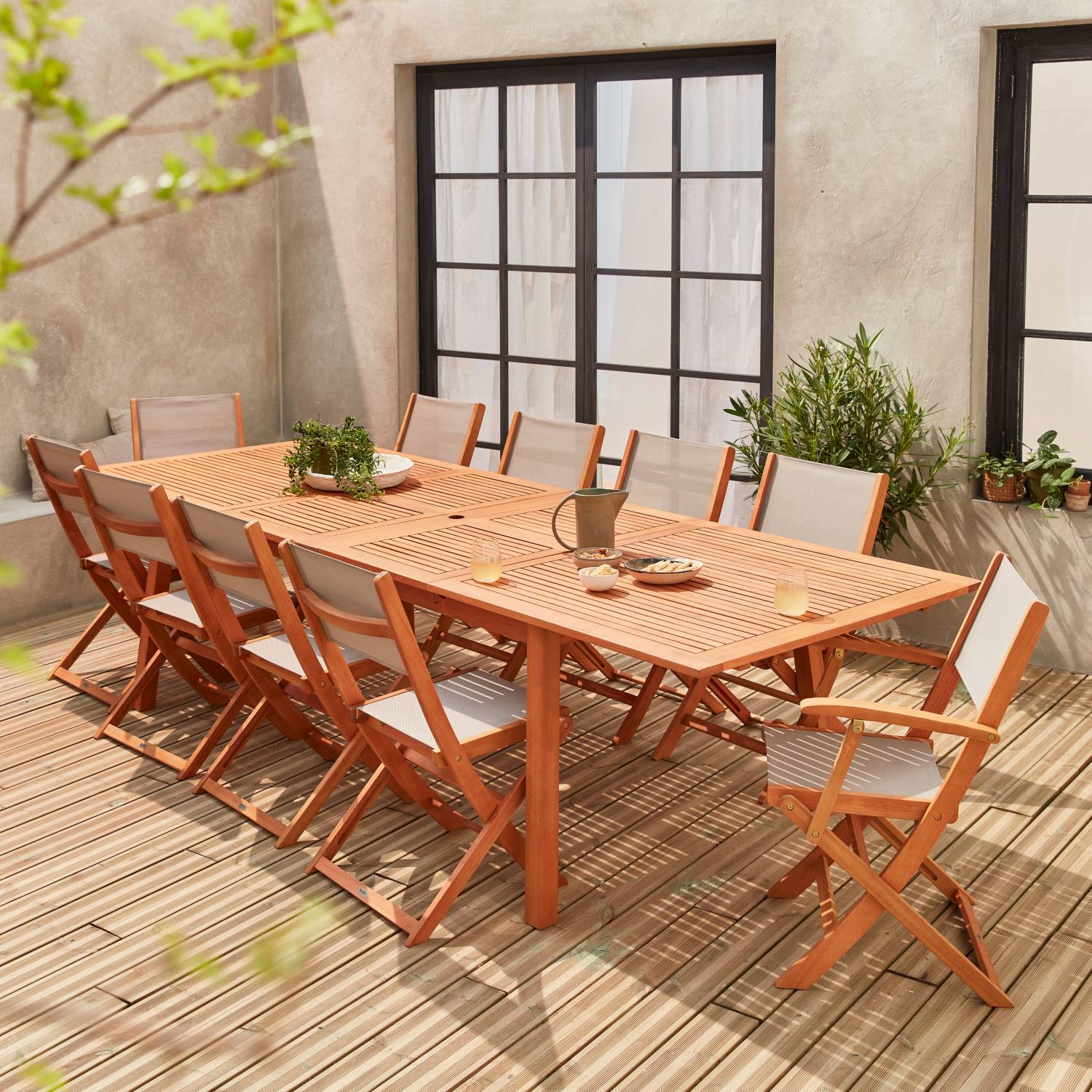 Salotto da giardino estensible in legno - Almeria - con 2 prolunghe, 2 poltrone e 8 sedie, eucalipto/textilene | sweeek