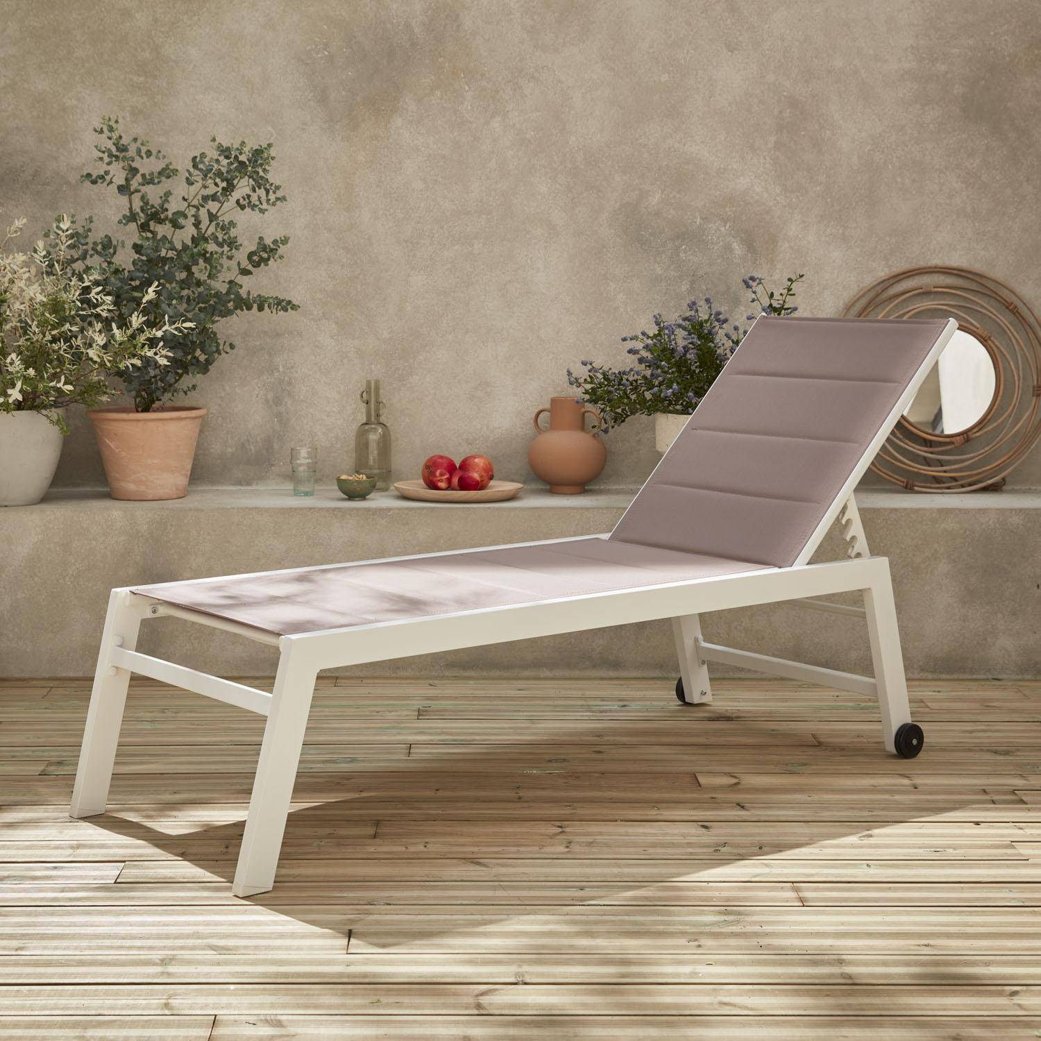 Sonnenliege - Solis - Liegestuhl aus gestepptem Textilene mit 6 Positionen aus Textilene und Aluminium, weißes Gestell, taupefarbenes Textilene Photo2