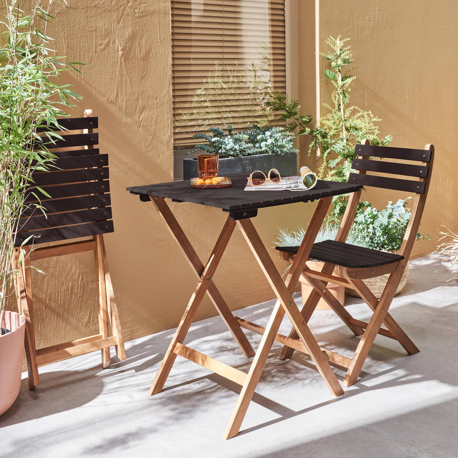 Bistro-Gartentisch aus Holz 60x60cm - Barcelona Holz / Schwarz - zweifarbig quadratisch Klappbar aus Akazie mit 2 Klappstühlen Photo2