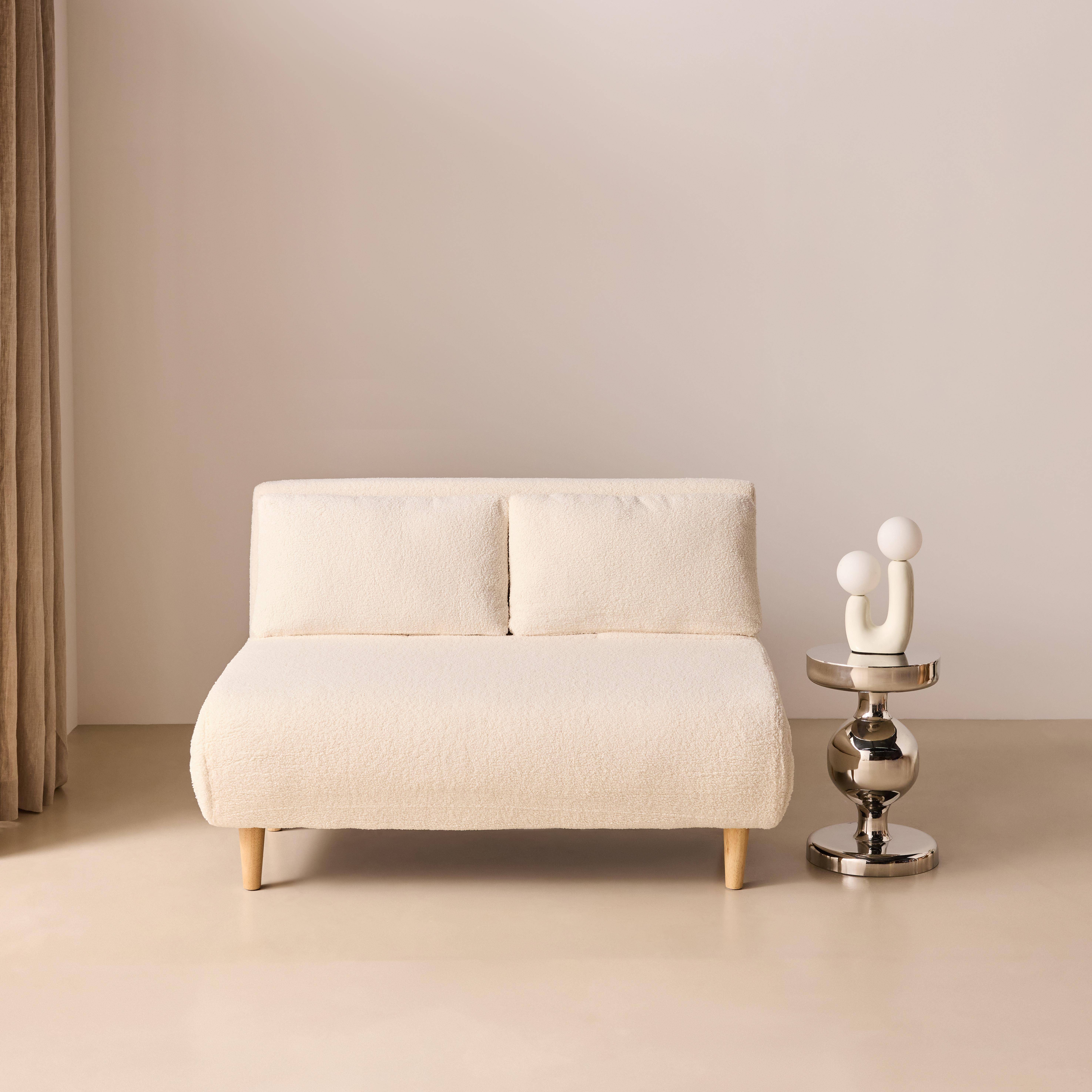 Sofa rozkładana z białej tkaniny boucle - Guesta - 2-osobowa sofa skandynawska, nogi z ciemnego drewna, odchylane oparcie Photo1
