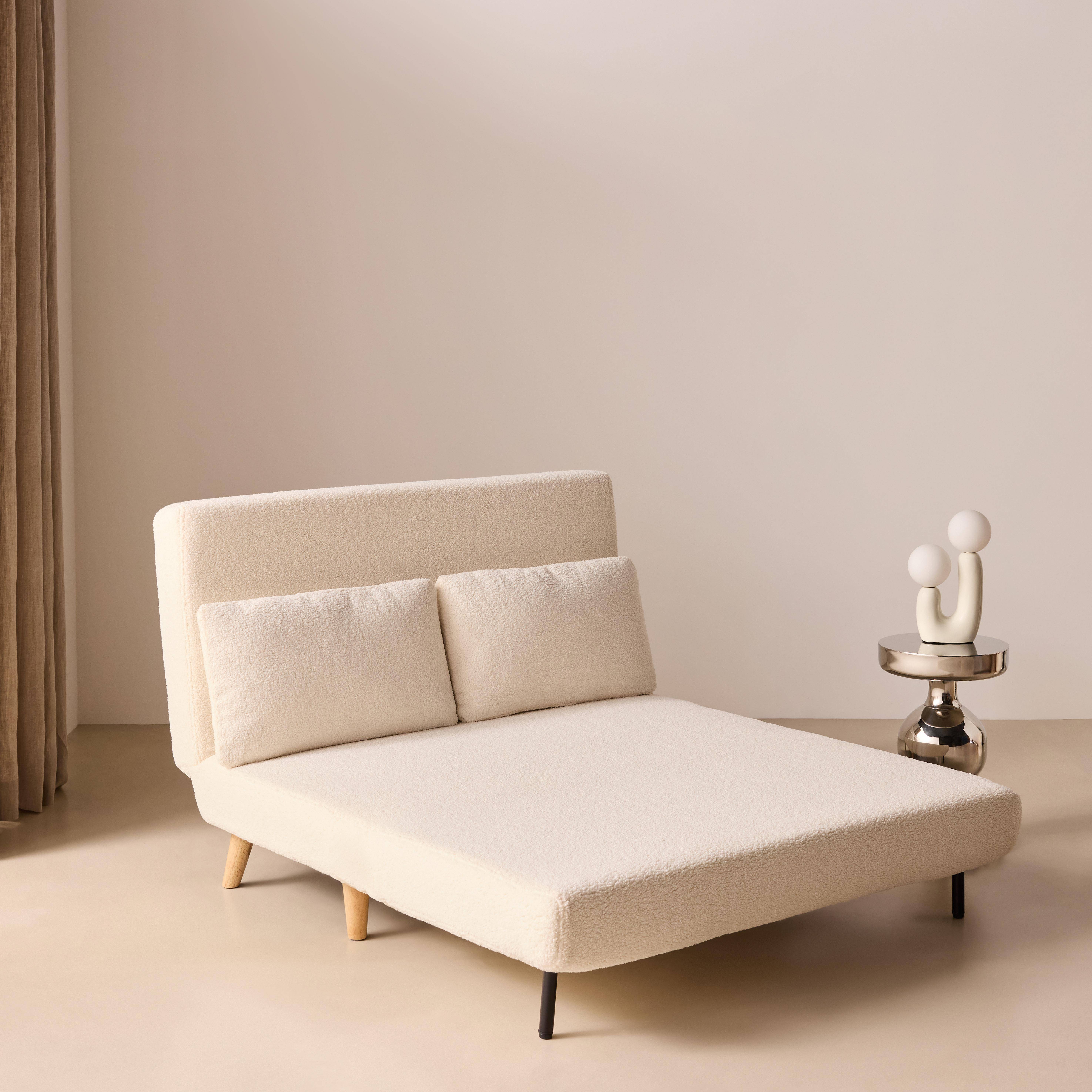Sofa rozkładana z białej tkaniny boucle - Guesta - 2-osobowa sofa skandynawska, nogi z ciemnego drewna, odchylane oparcie,sweeek,Photo3