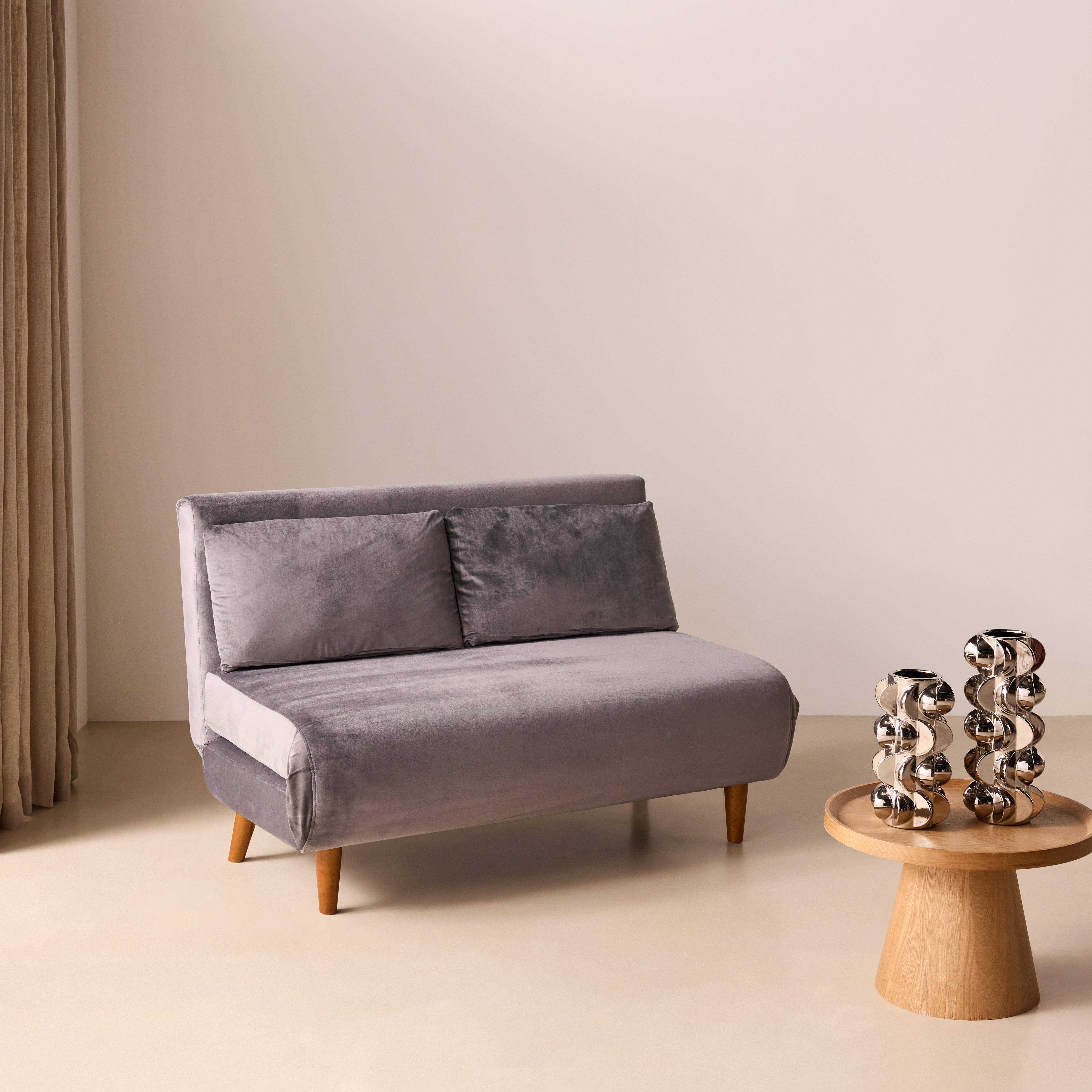 Welurowa ciemnoszara 2-osobowa sofa rozkładana - Guesta - drewniane nogi, odchylane oparcie,sweeek,Photo2