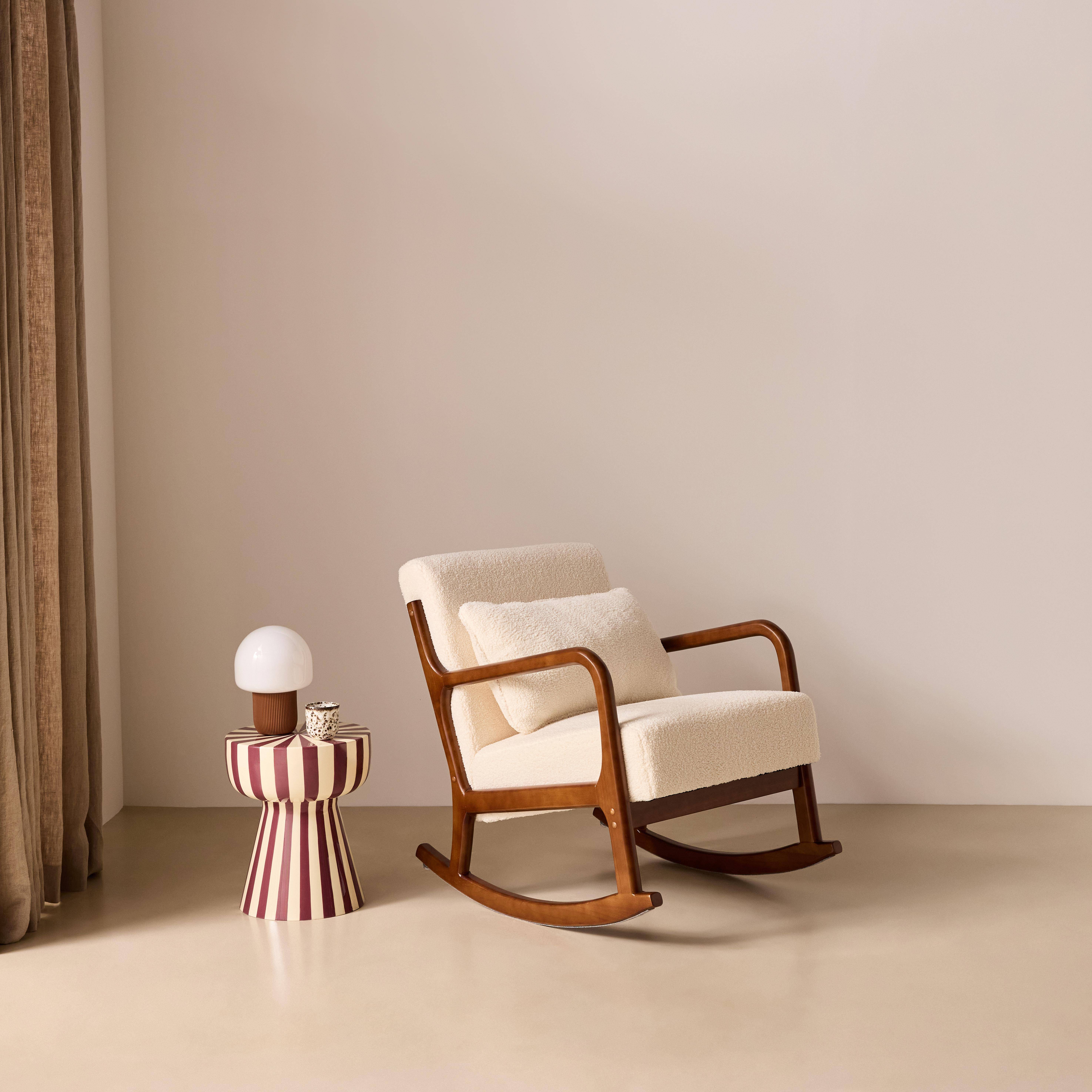 Fauteuil à bascule design en bois et tissu, bouclettes crème, structure hévéa teinté noyer foncé  Photo1