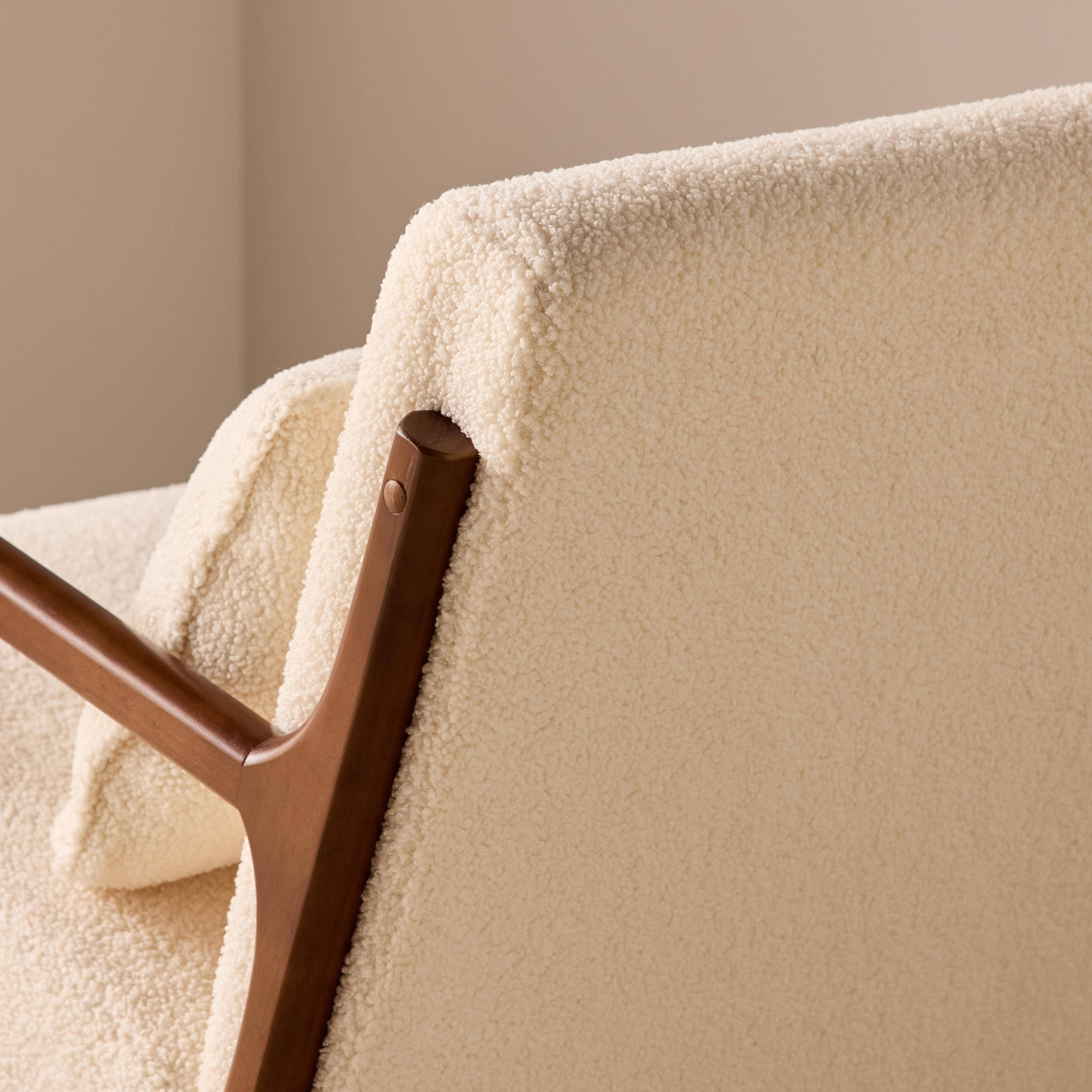 Fauteuil à bascule design en bois et tissu, bouclettes crème, structure hévéa teinté noyer foncé ,sweeek,Photo3
