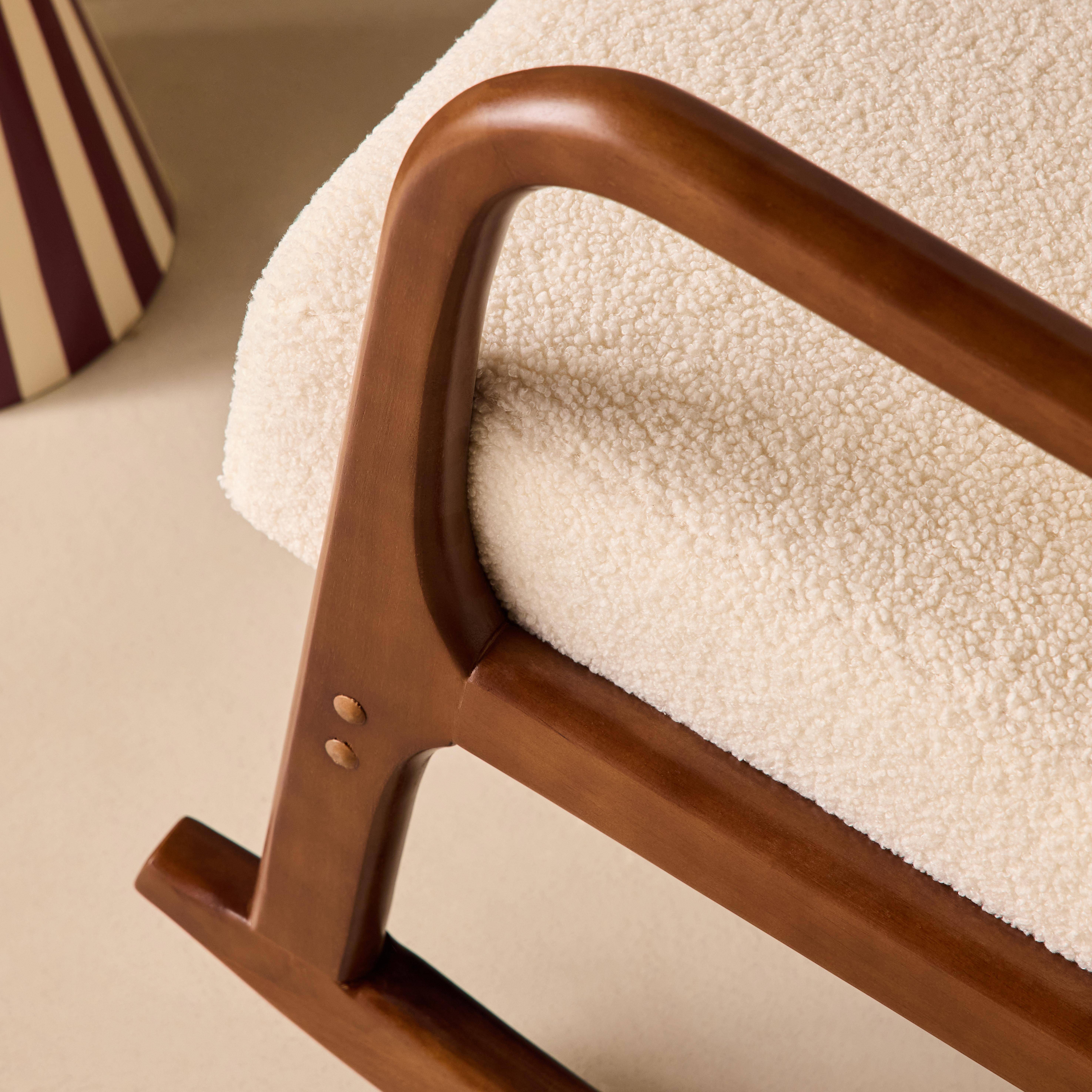 Fauteuil à bascule design en bois et tissu, bouclettes crème, structure hévéa teinté noyer foncé ,sweeek,Photo4