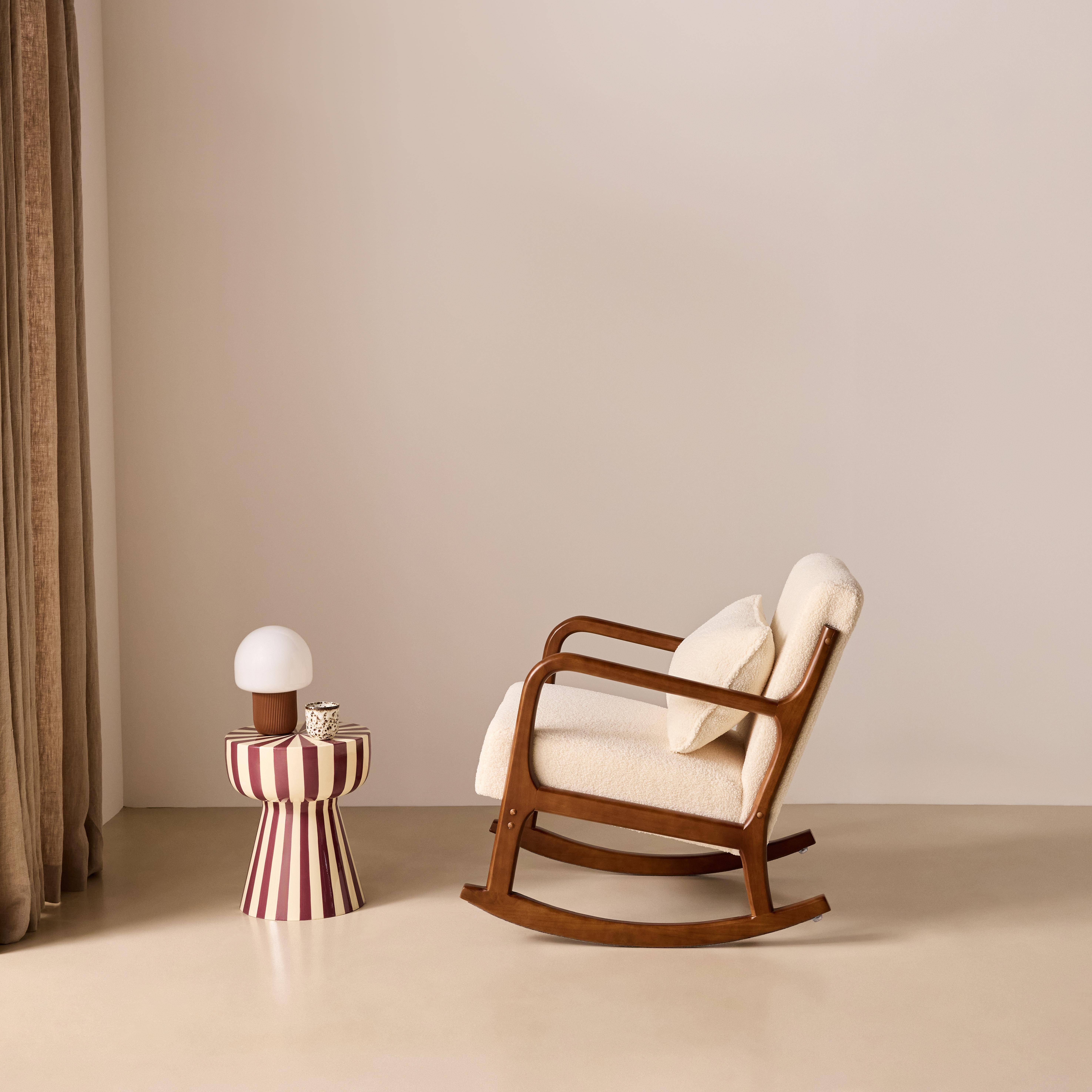 Fauteuil à bascule design en bois et tissu, bouclettes crème, structure hévéa teinté noyer foncé  Photo2
