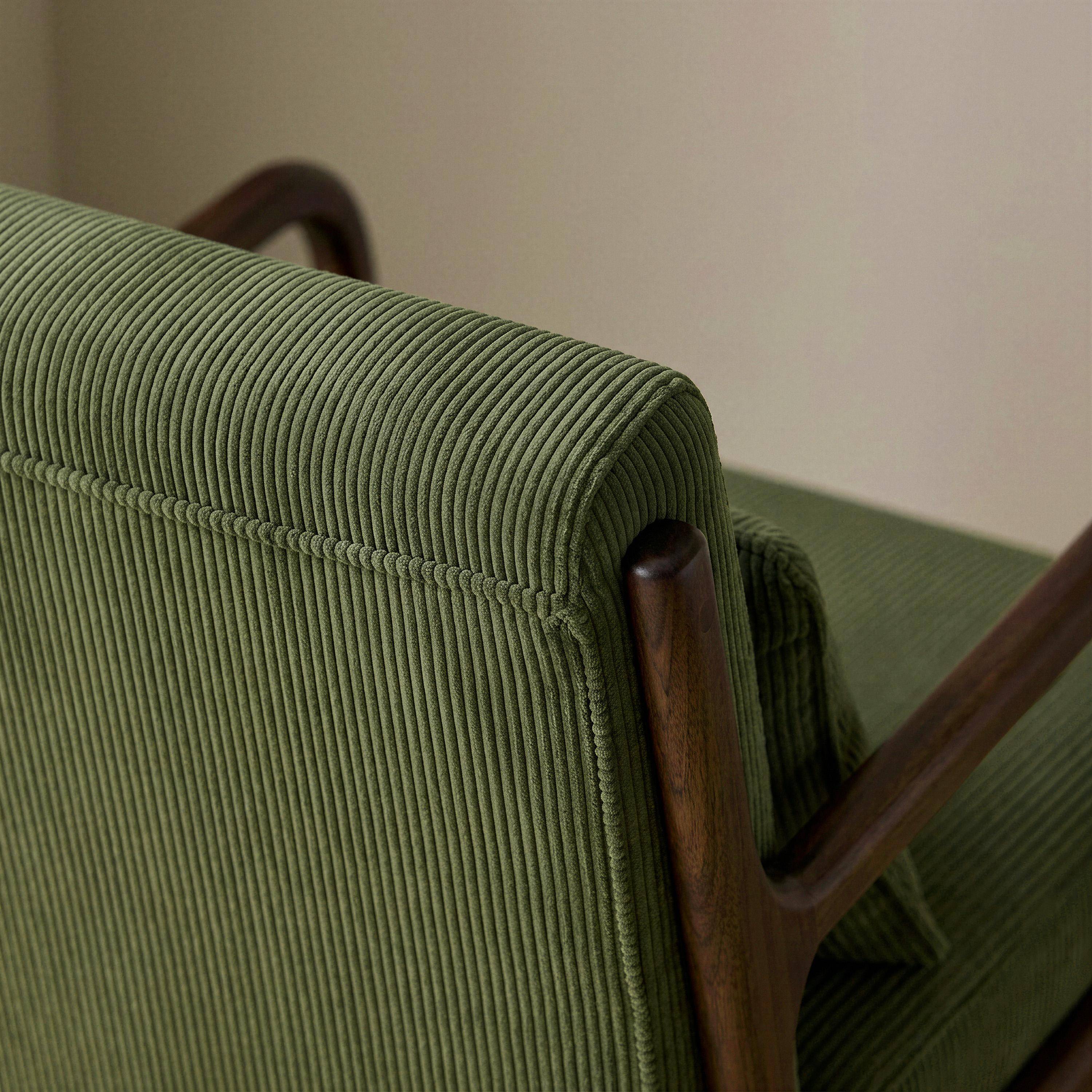 Scandinavische fauteuil met wengé-kleurig hout en corduroy groen - Lorens Photo4