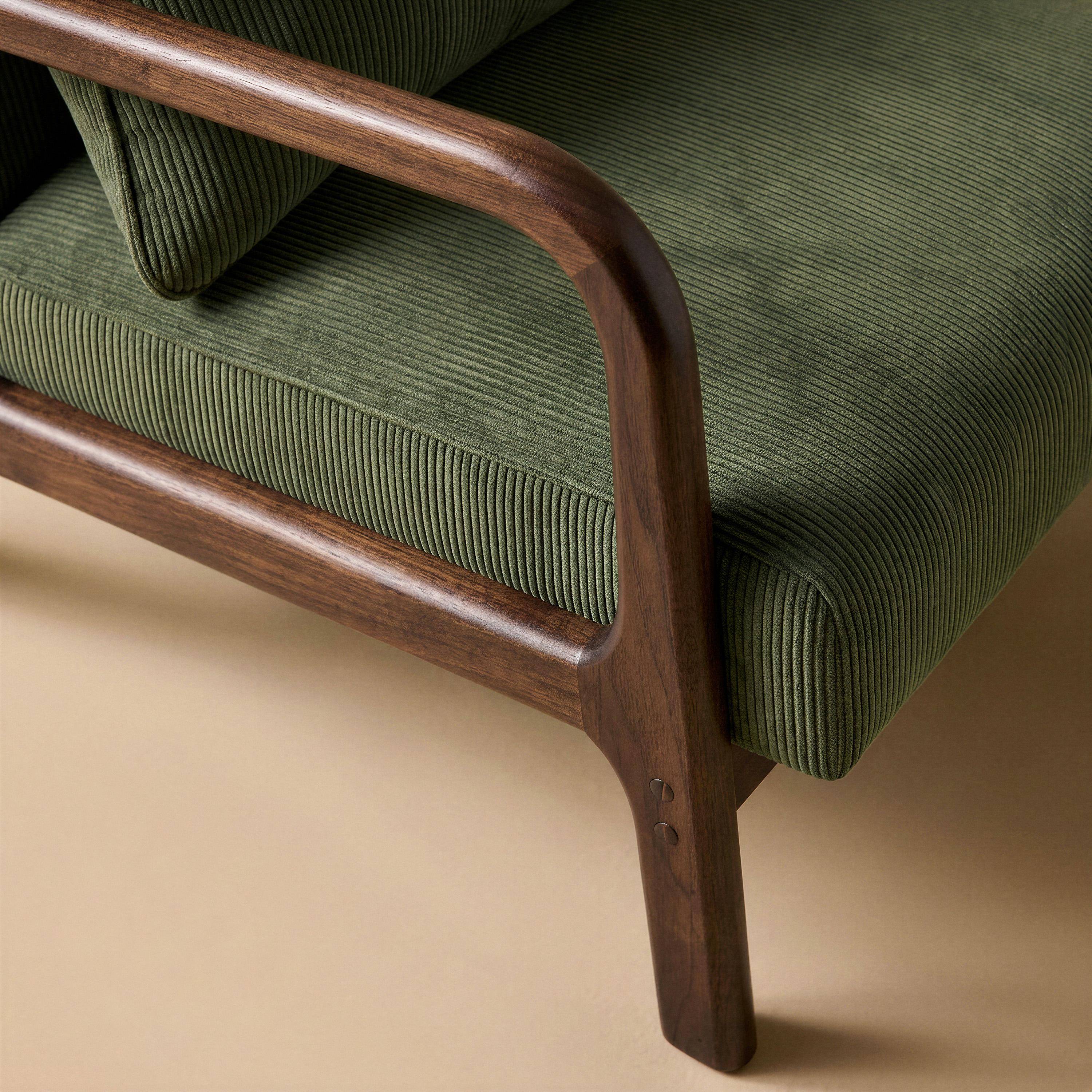 Scandinavische fauteuil met wengé-kleurig hout en corduroy groen - Lorens Photo3