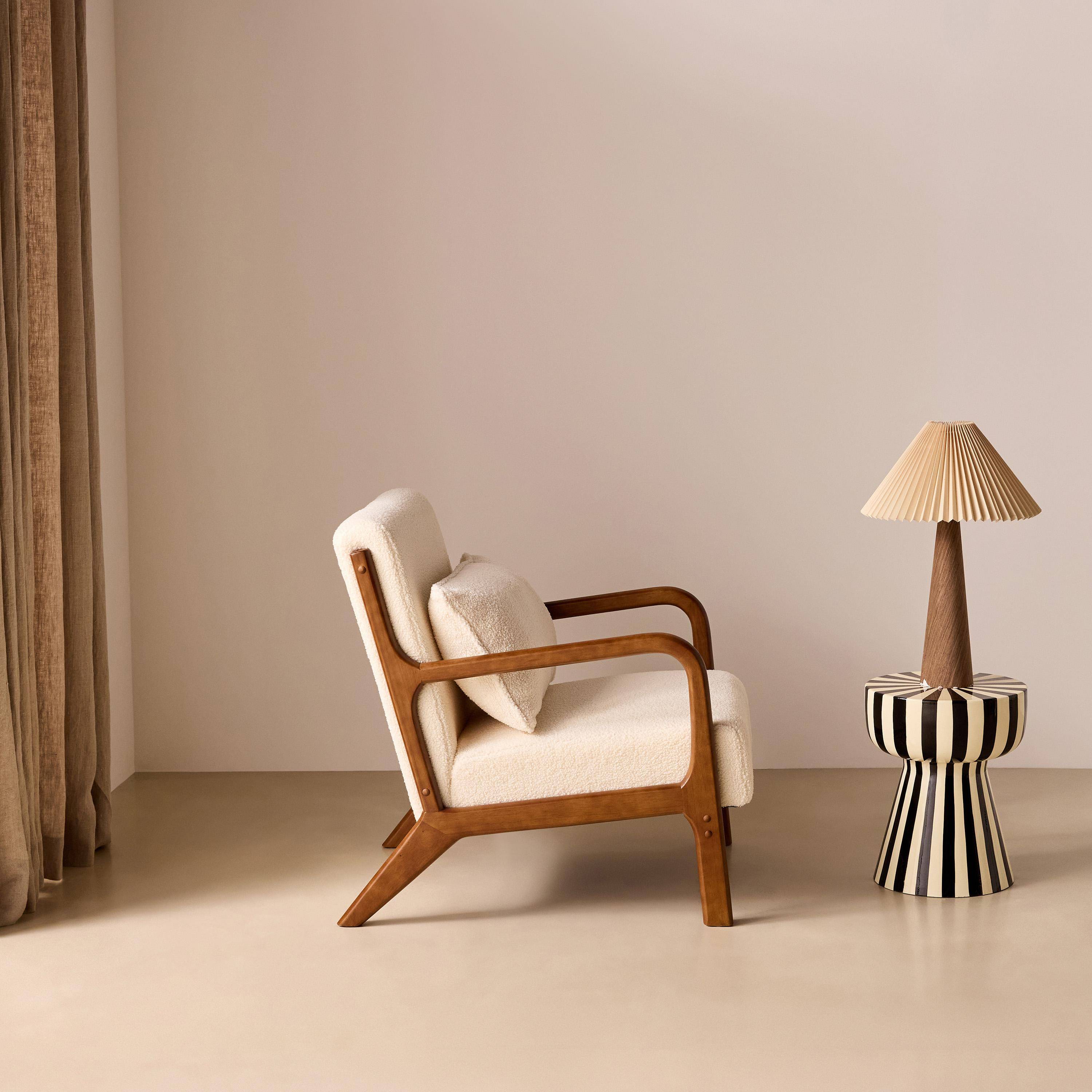 Scandinavische fauteuil met walnootkleurig hout en bouclé crème - Lorens Photo2