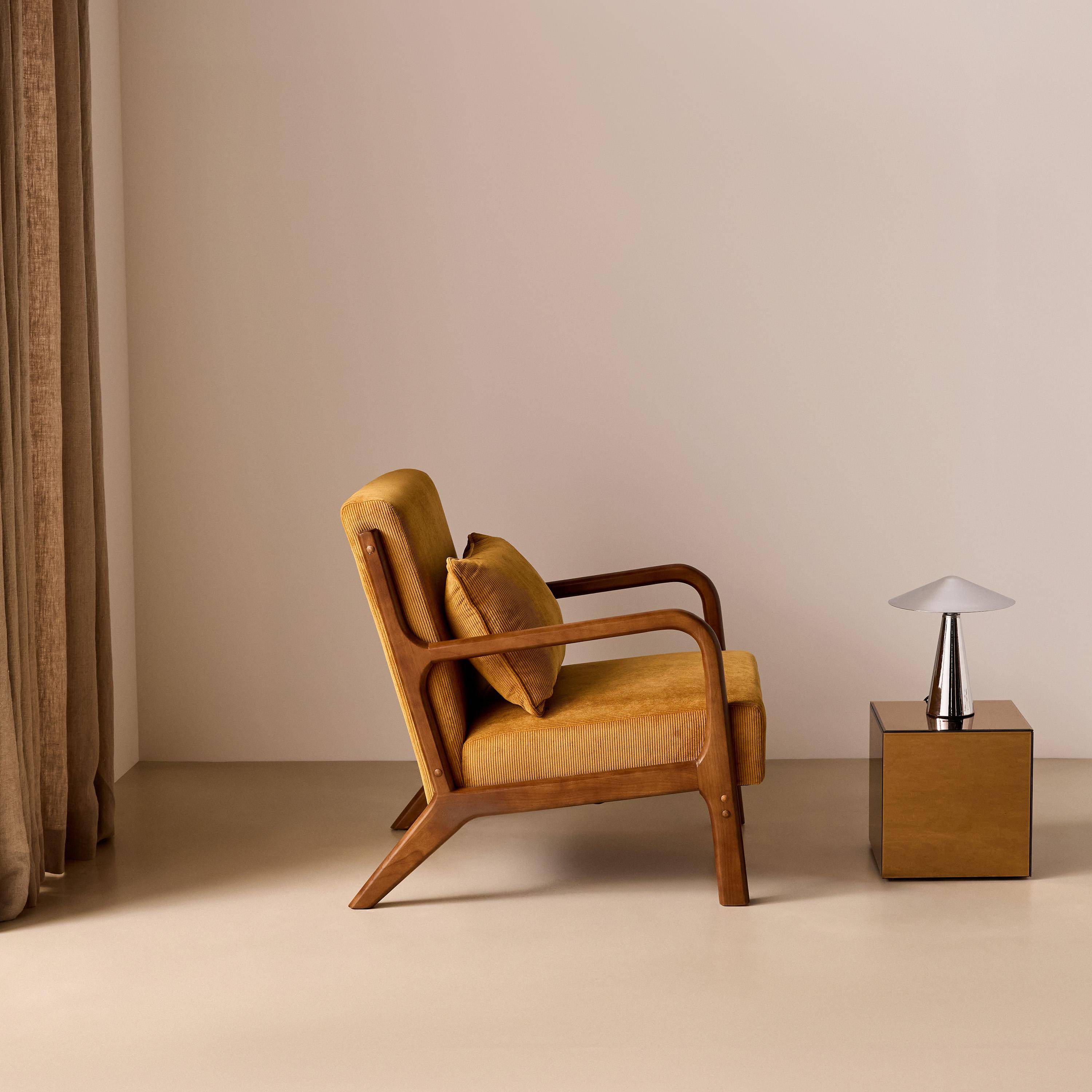 Scandinavische fauteuil met walnootkleurig hout en corduroy oker - Lorens Photo2