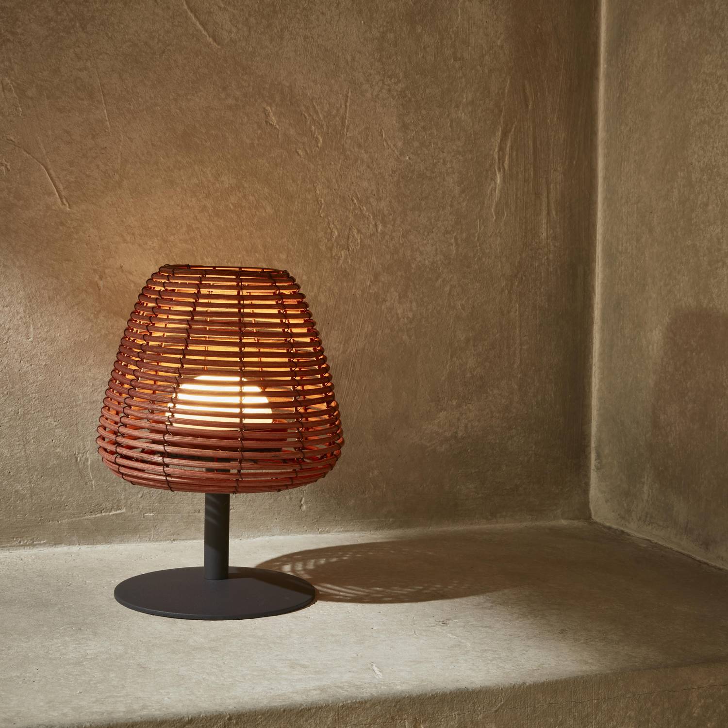Lampe de table nomade rechargeable LED en rotin naturel, intérieur / extérieur  Photo1
