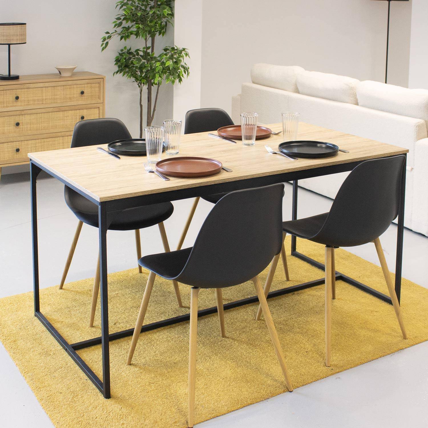 Rechteckiger Esstisch aus Metall und Holzdekor + 4 schwarze skandinavische Stühle Photo1