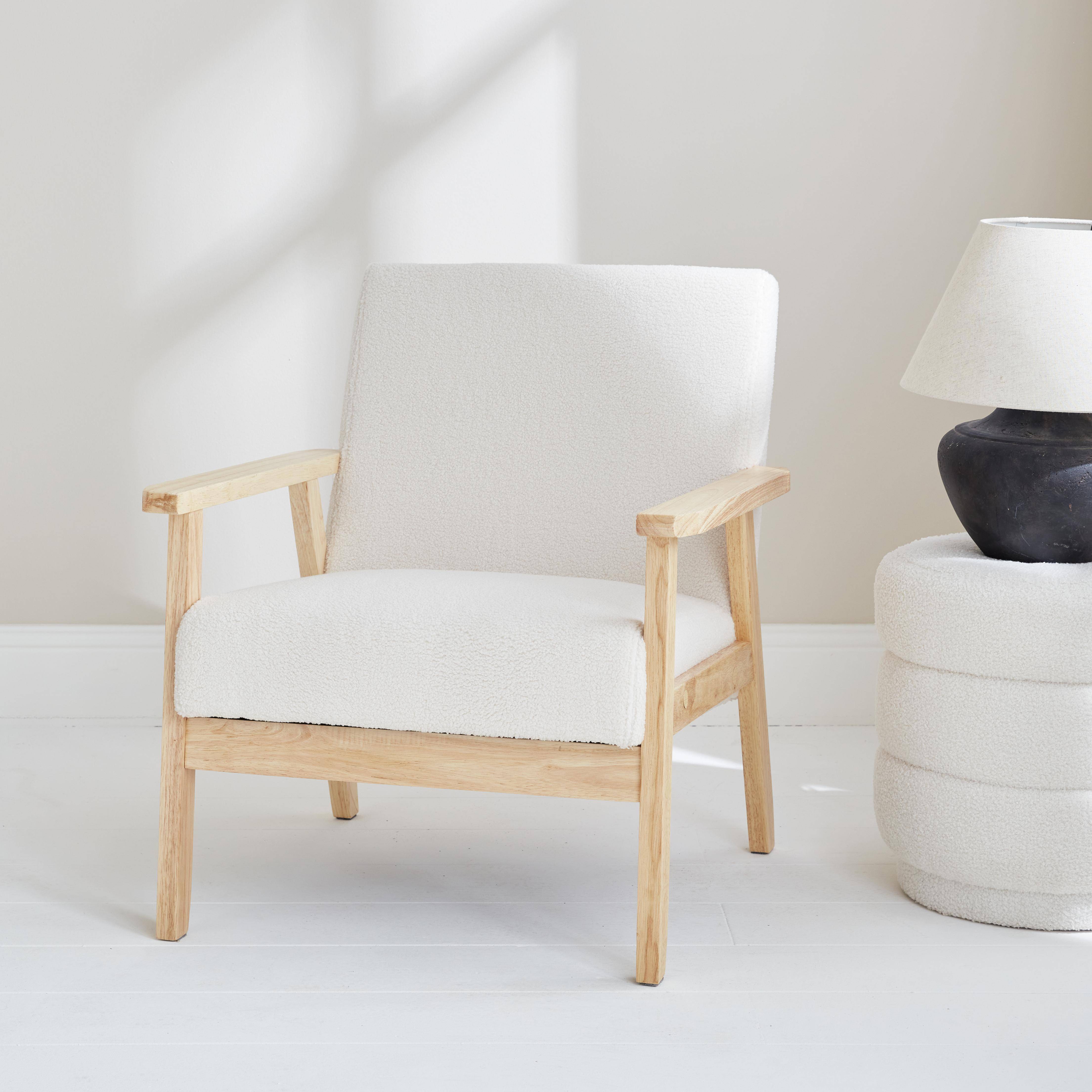 Scandinavische fauteuil van hout en witte boucléstof, B 64 x D 69,5 x H 73cm,sweeek,Photo1