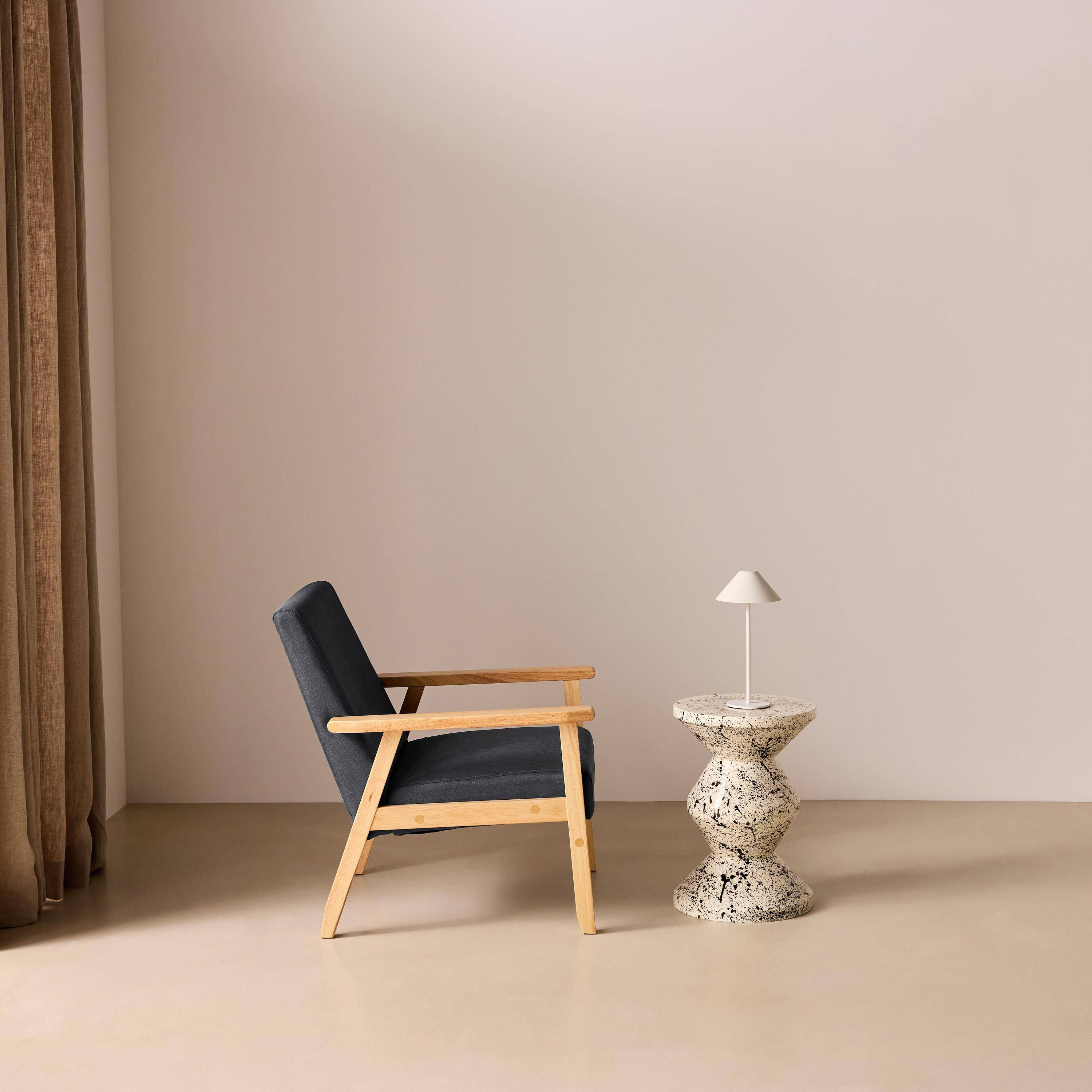 Fauteuil scandinave en bois et tissu gris foncé, Isak, L 64 x P 69,5 x H 73cm Photo2