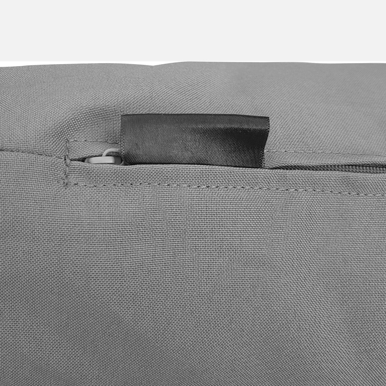 Set aus grauen Kissenbezügen mit Bordüren für die Gartenmöbel Ushuaia aus 100% Polyester.  Photo2