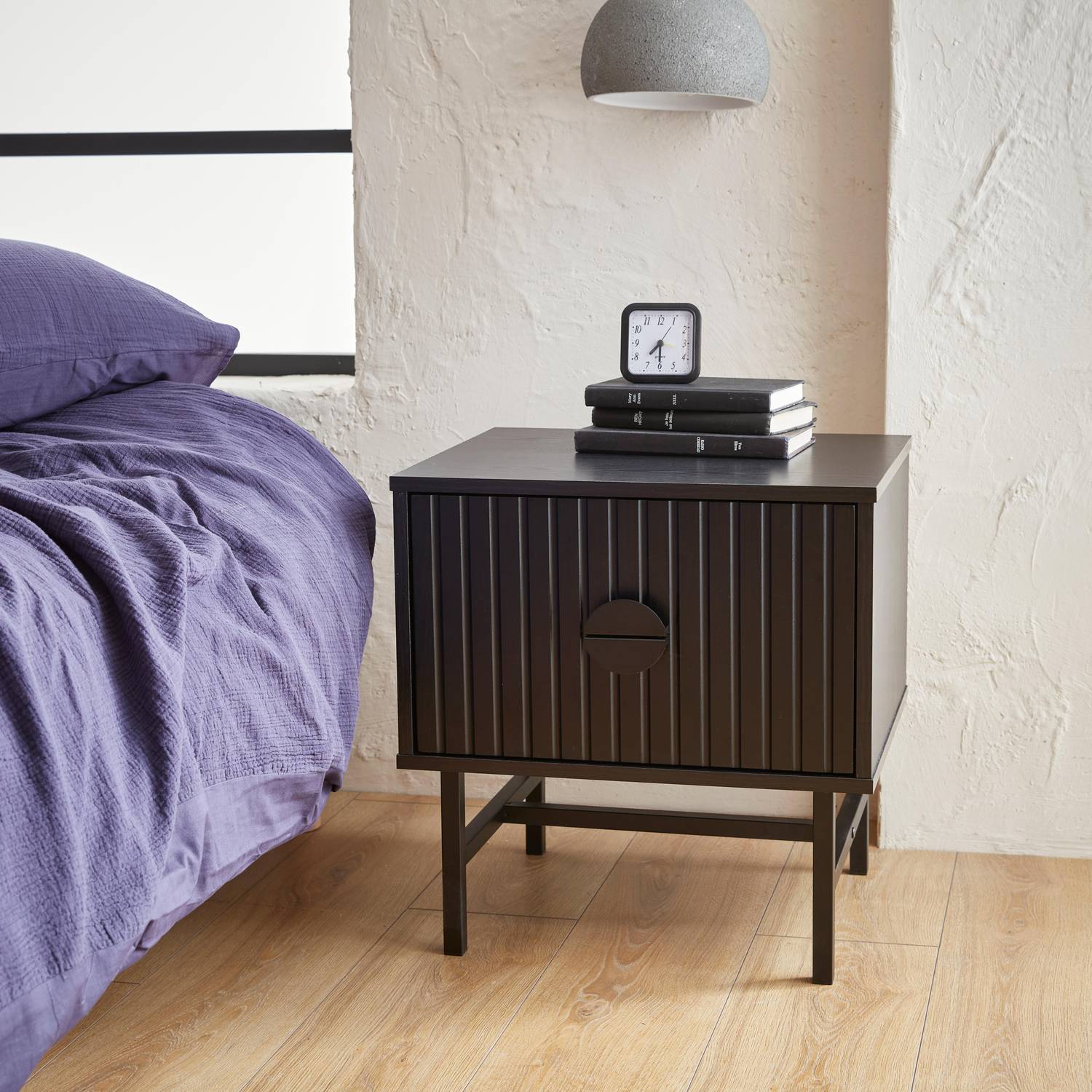 Table de chevet noire décor bois rainuré, un tiroir, L 48 x l 39 x H 50cm Photo2
