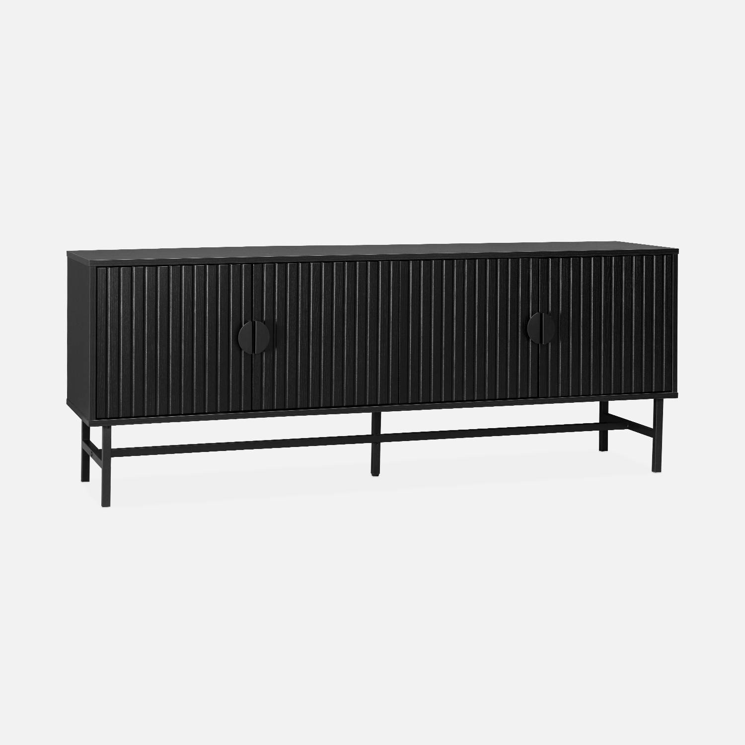 Mueble de TV con decoración de madera estriada negra  | sweeek