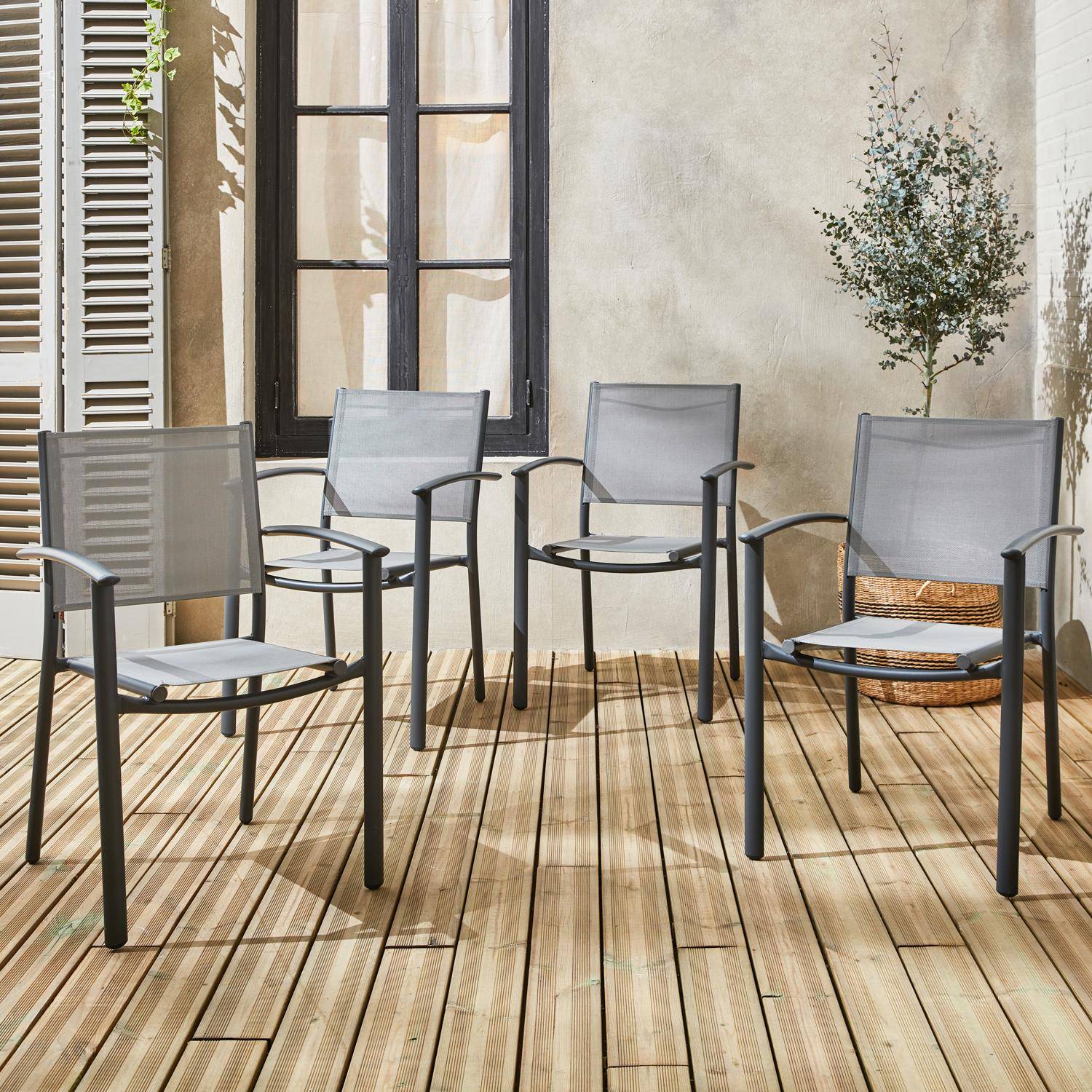 Lot de 4 fauteuils de jardin gris clair et anthracite empilables aluminium et textilène P56xL57xH85cm Photo1