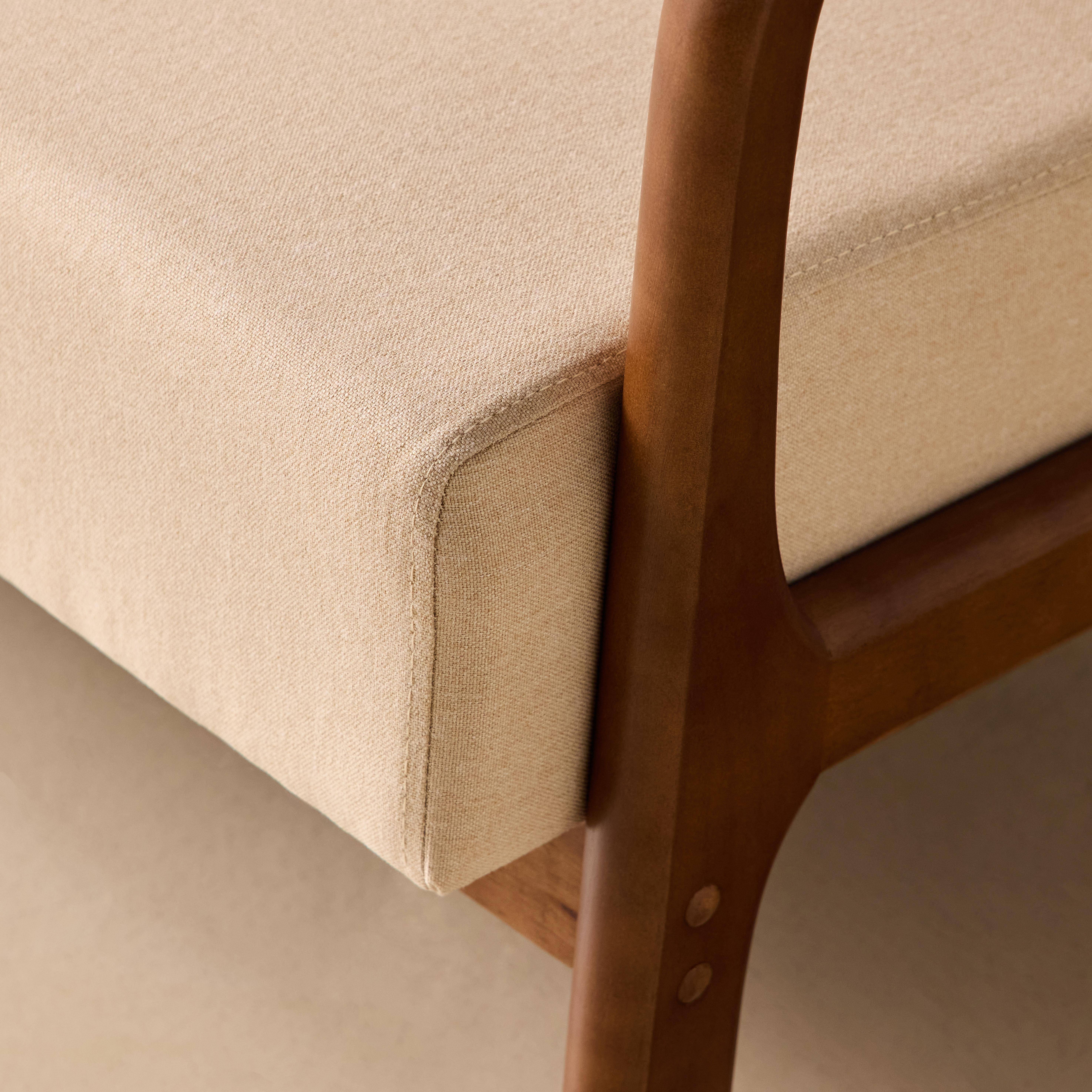 Banquette 2 places tissu beige, pieds bois d'hévéa teinté noyer clair, droit fixe, pieds compas scandinave Photo4