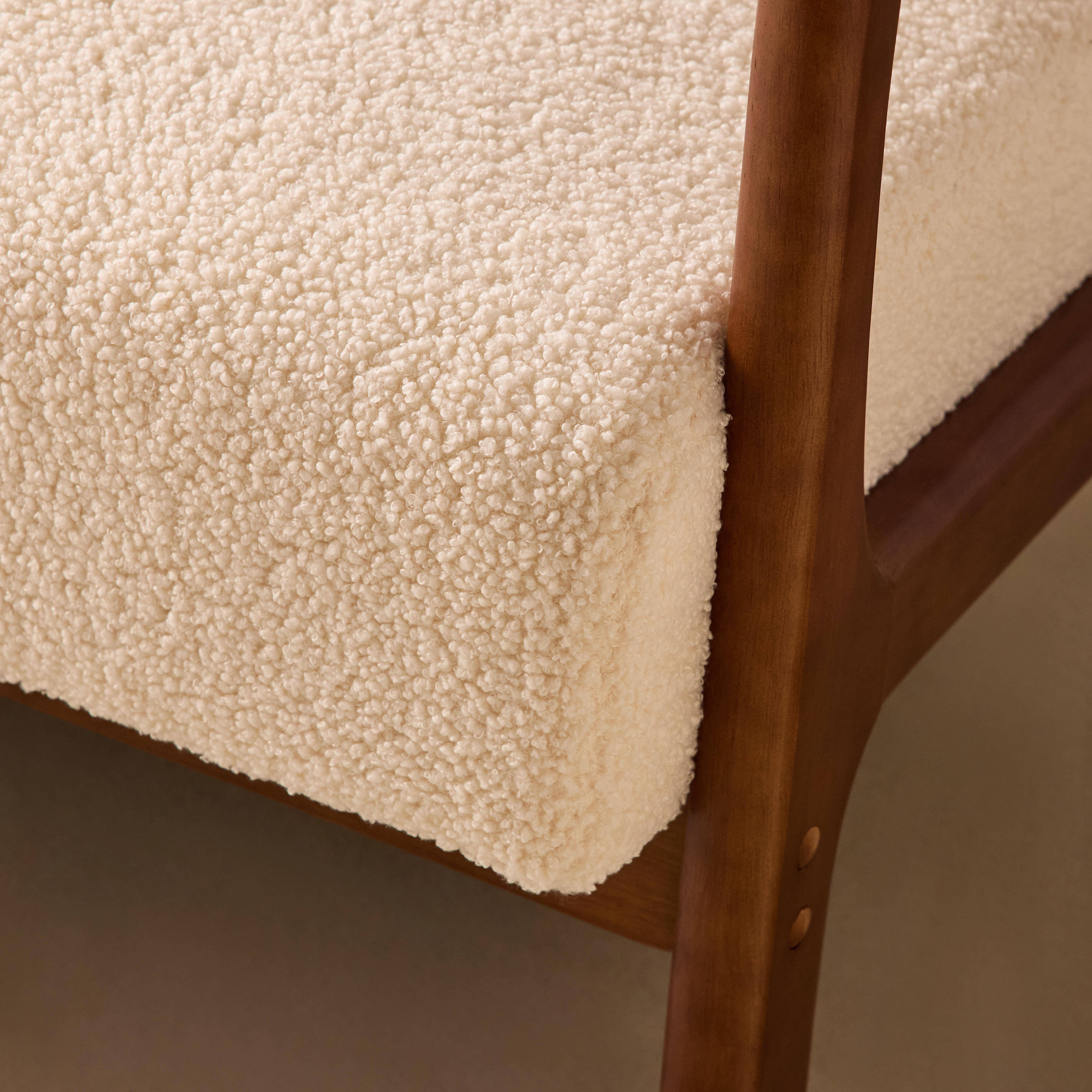 Divano in tessuto bouclé con gambe in legno tinto noce chiaro, 2 posti Crema - 124x83x77 cm Photo4
