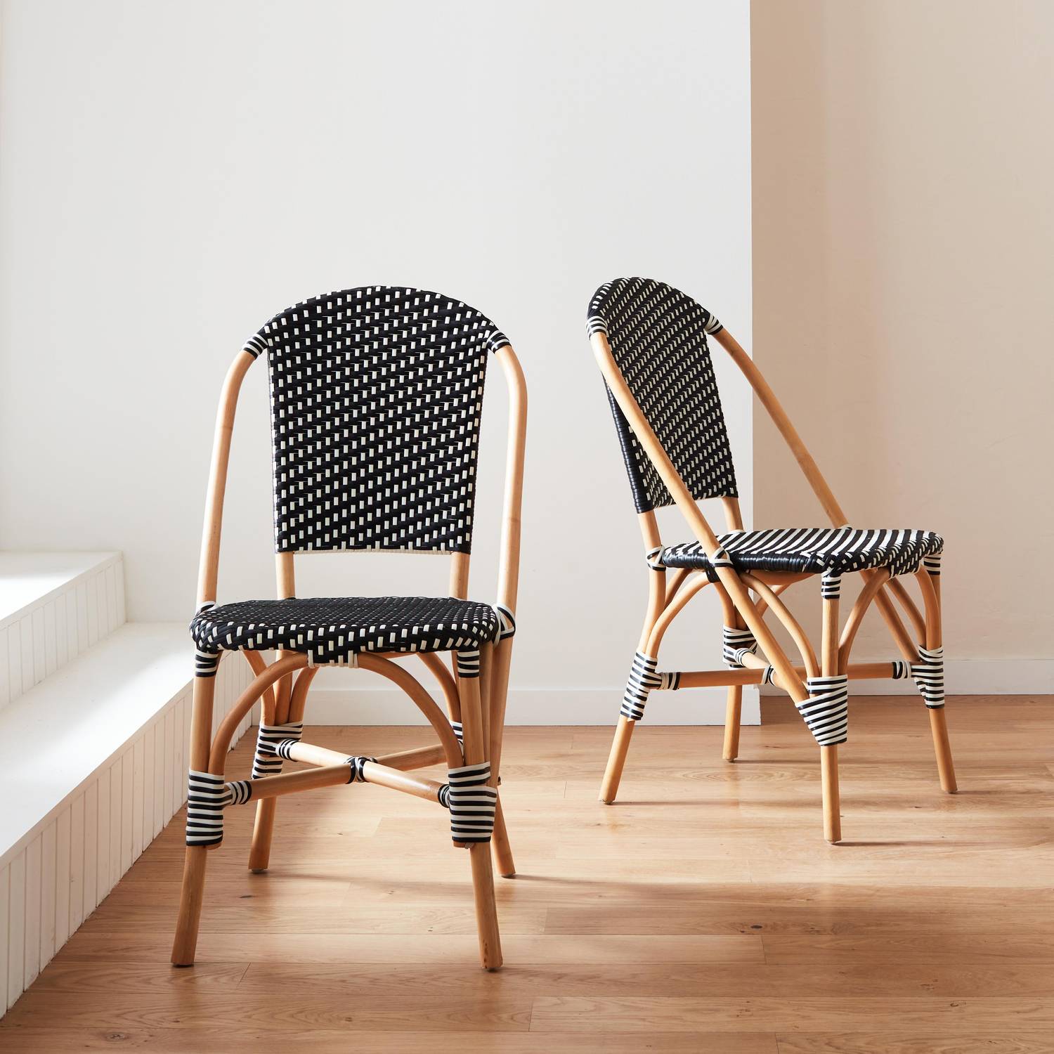 Lot de 2 chaises empilables bistrot en rotin et polyrotin noir et blanc, L 48 x P 58 x H 90cm Photo2