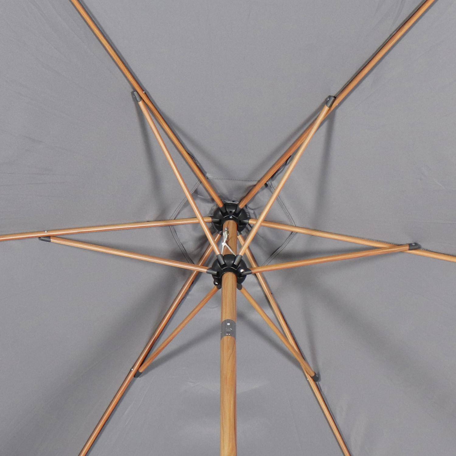 Parasol droit rond gris Ø293cm mât central en aluminium imitation bois, orientable et manivelle d'ouverture Photo7