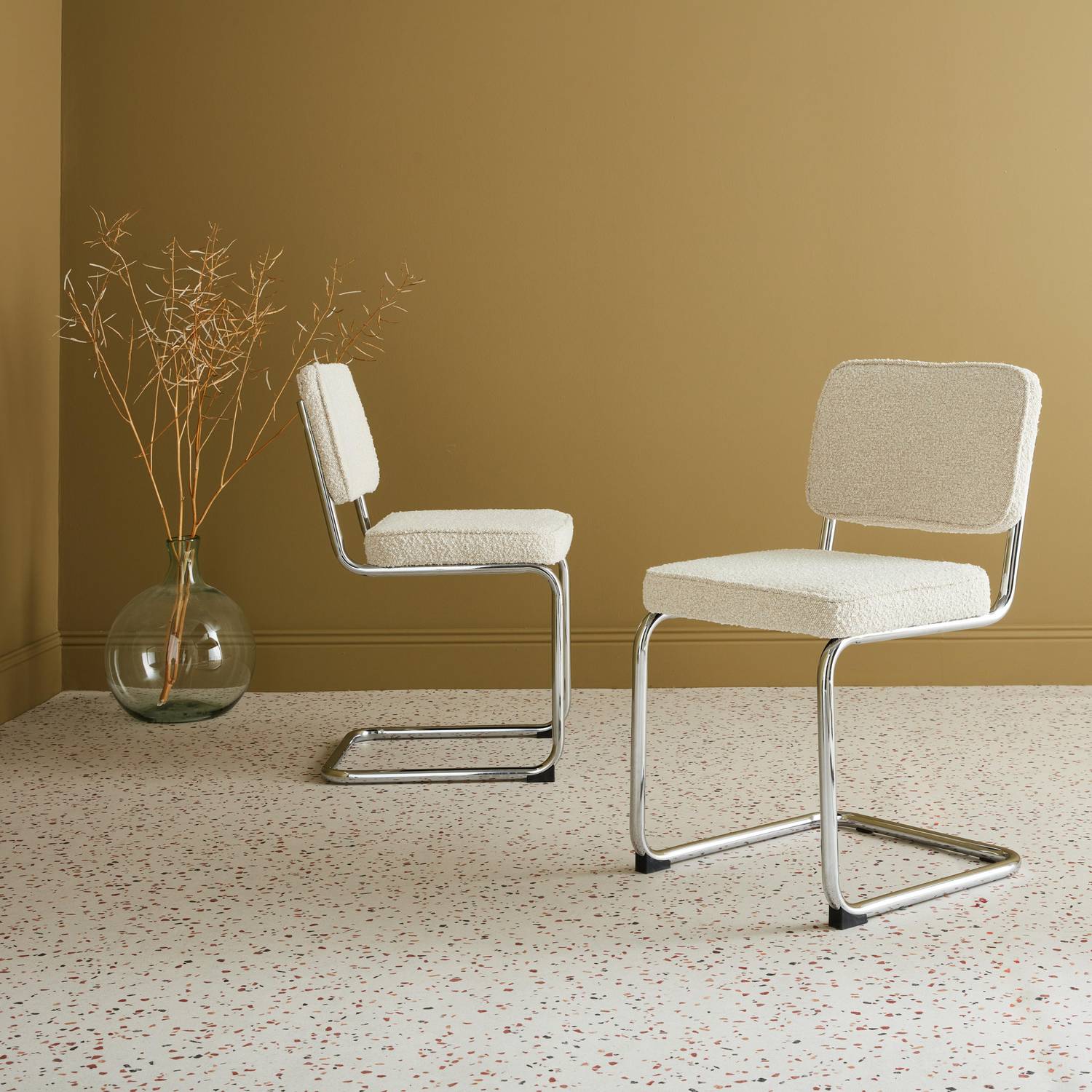 Lot de 2 chaises cantilever tissu bouclette texturée blanc cassé L46 x P54,5x H84,5cm Photo1