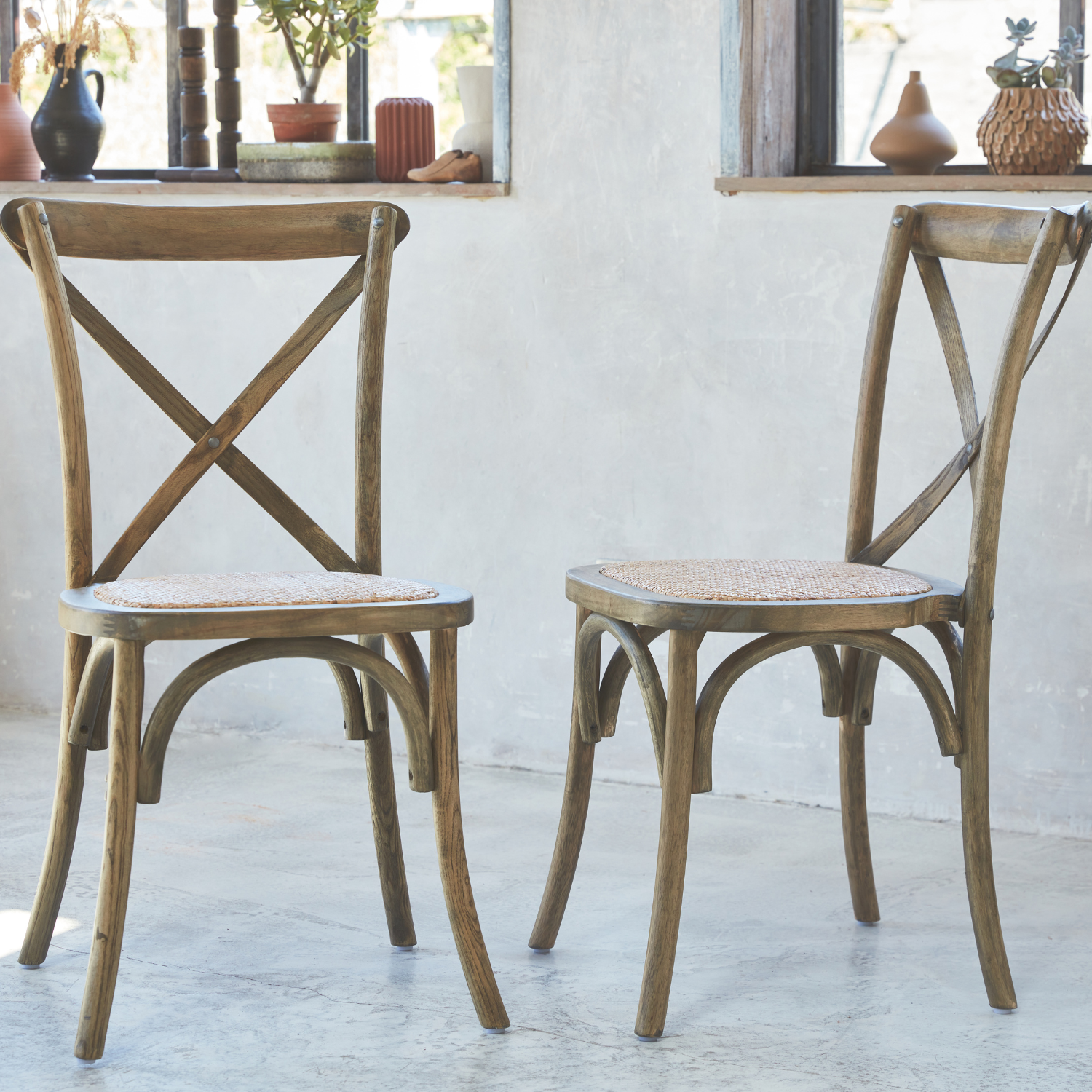 Lot de 2 chaises de bistrot en bois d'hévéa marron vieilli, vintage, assise en rotin, empilables,sweeek,Photo2