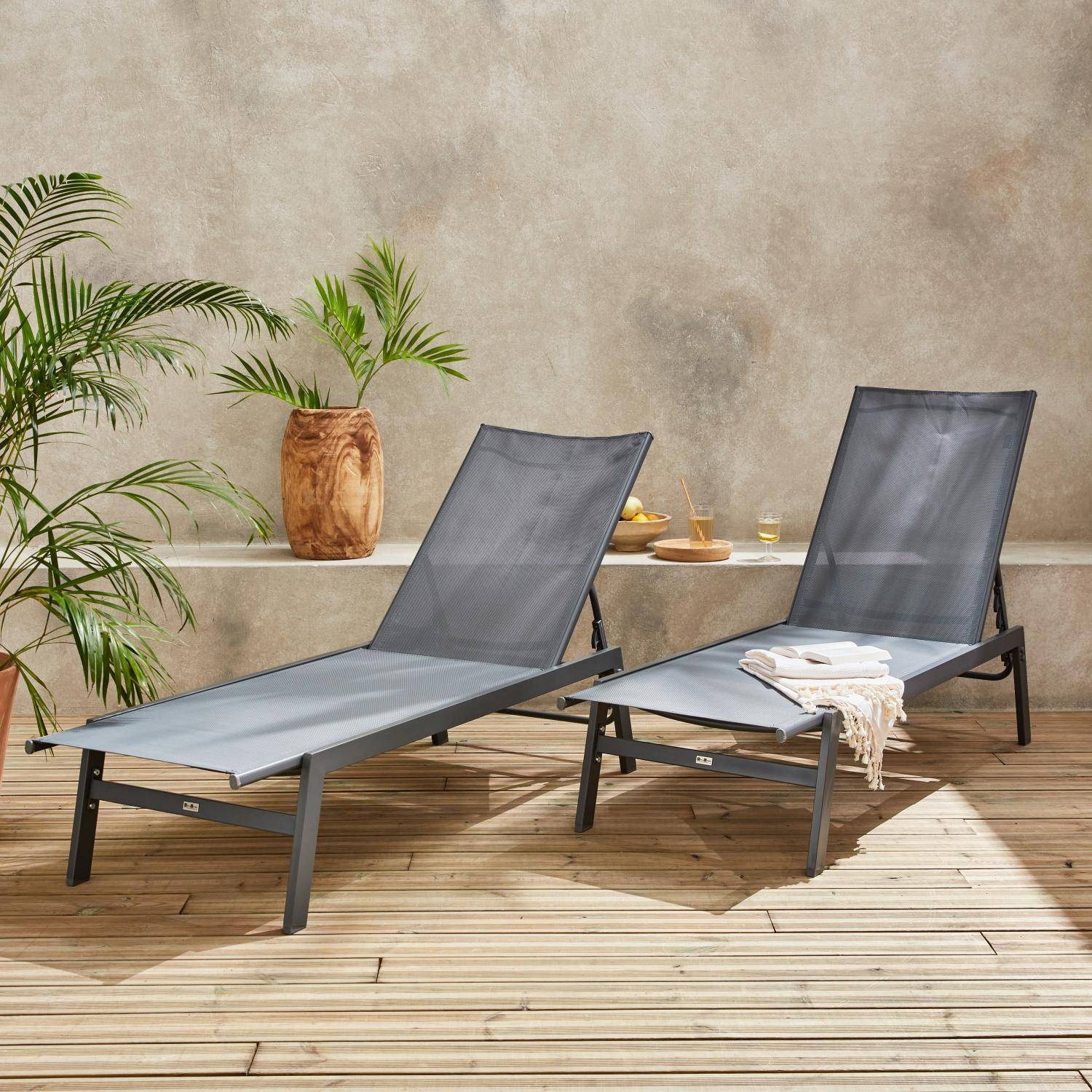 2er-Set Liegestühle anthrazitfarben aus Textilene und Metall mit mehreren Positionen. L 155 x P 59 x H 106 cm - Flora Photo1