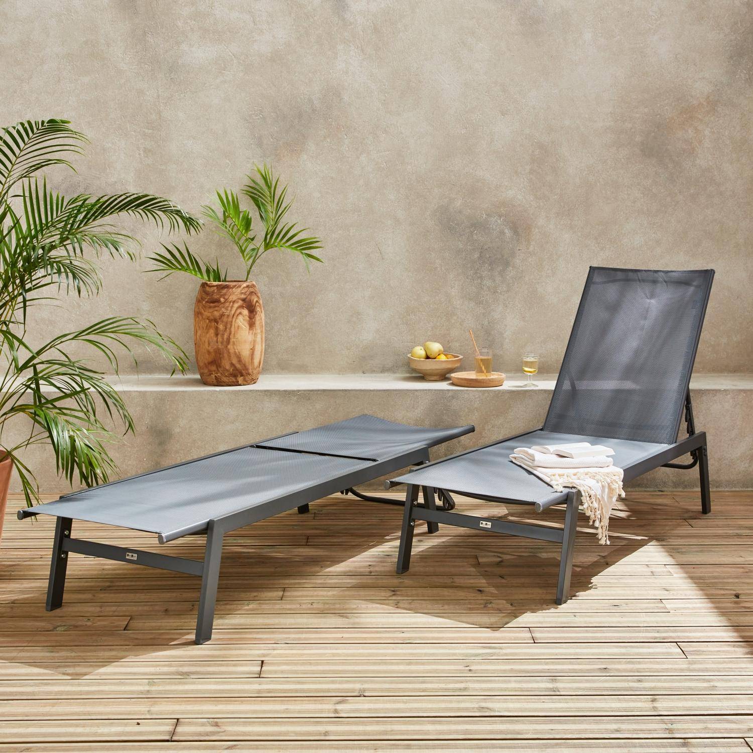 2er-Set Liegestühle anthrazitfarben aus Textilene und Metall mit mehreren Positionen. L 155 x P 59 x H 106 cm - Flora,sweeek,Photo2