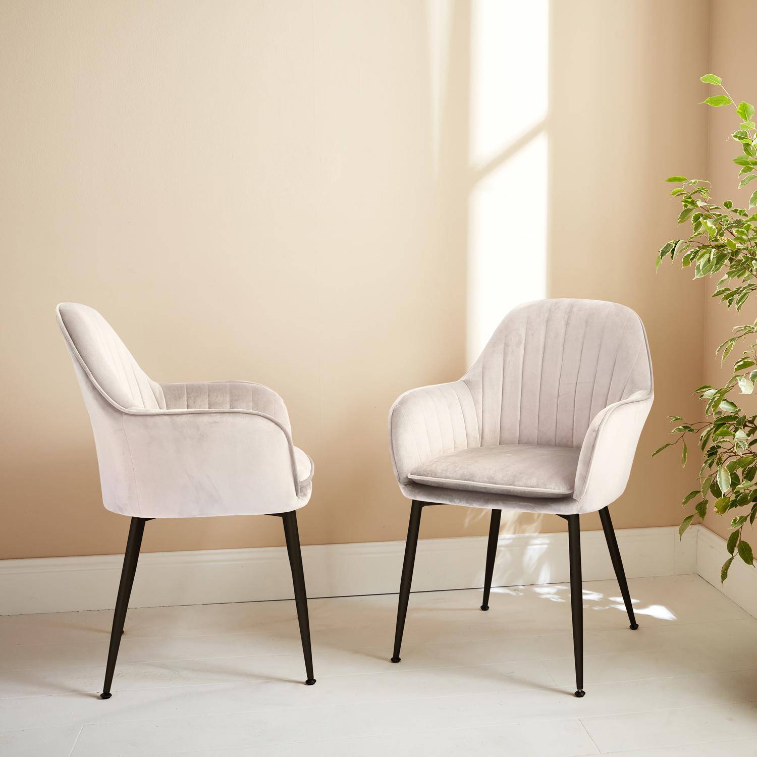Set van 2 velours fauteuils in gebroken wit met zwarte metalen poten, Shella B 57 x D 59 x H 84,5 Photo1