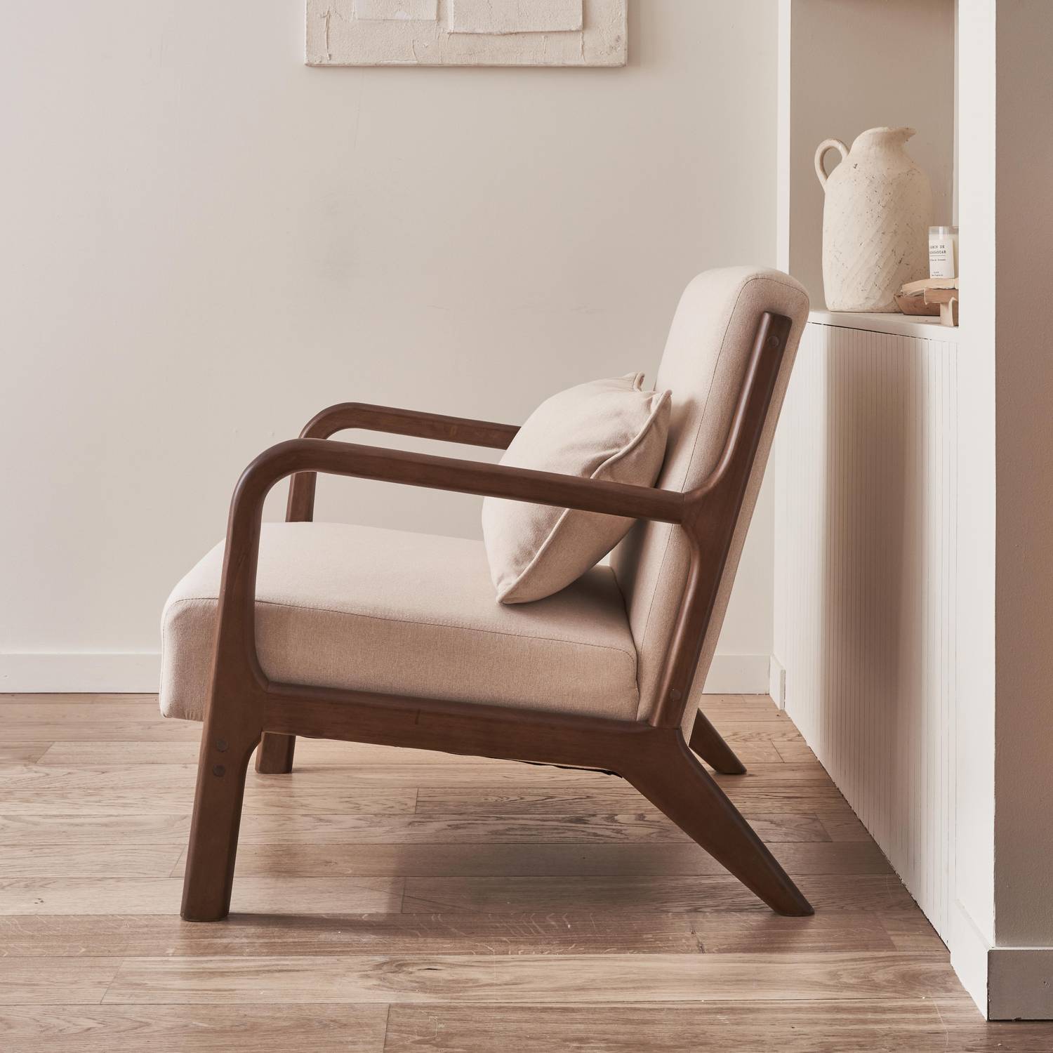 Sessel mit beigem Stoffbezug, Beine aus nussbaumfarbenem Hevea-Holz, 1-sitzig, gerade, fest, skandinavische Zirkelbeine, solides Holzgestell Photo2