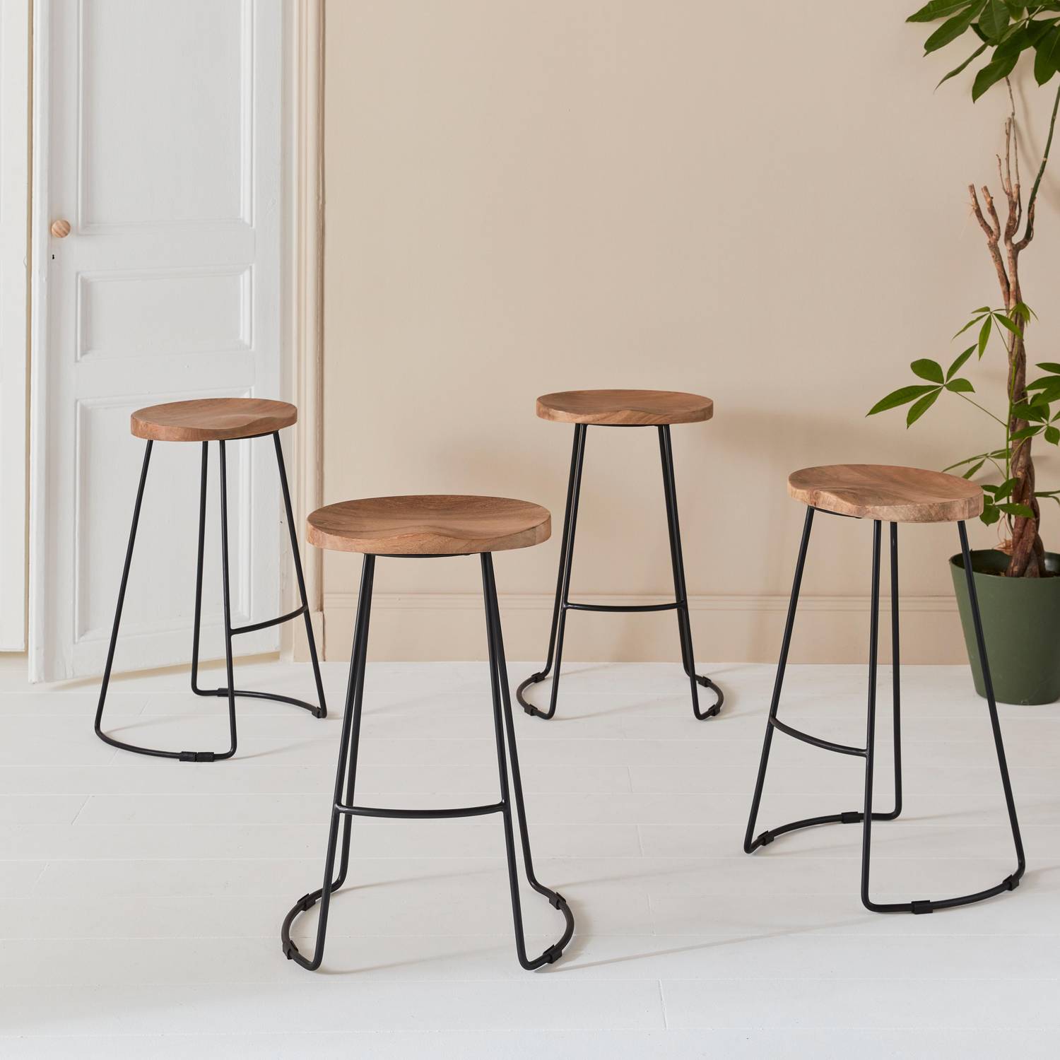 Set of 4 industrial metal and wooden bar stools, 44x36x65cm, Jaya, Mango wood seat, black metal legs Photo1