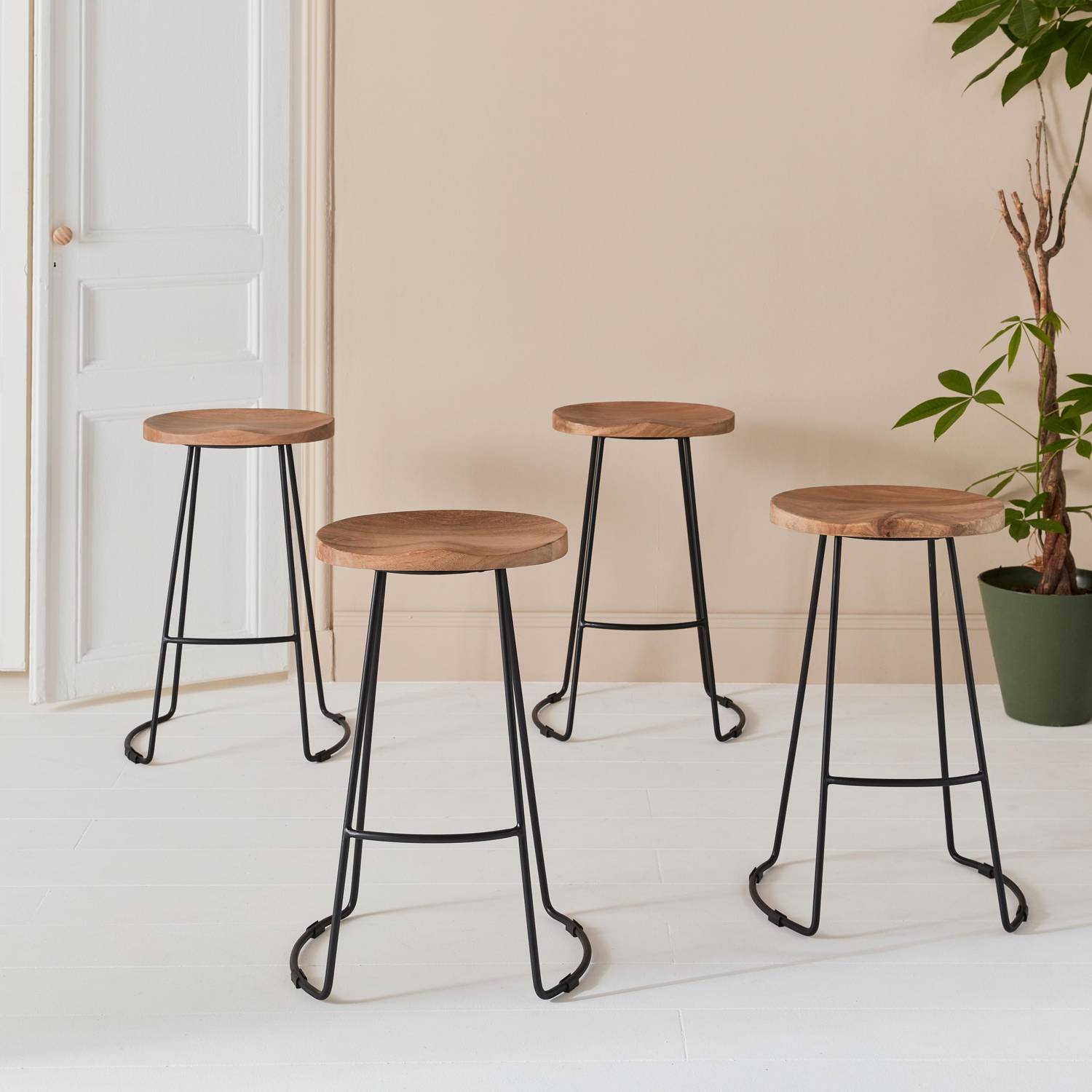 Set of 4 industrial metal and wooden bar stools, 44x36x65cm, Jaya, Mango wood seat, black metal legs Photo2
