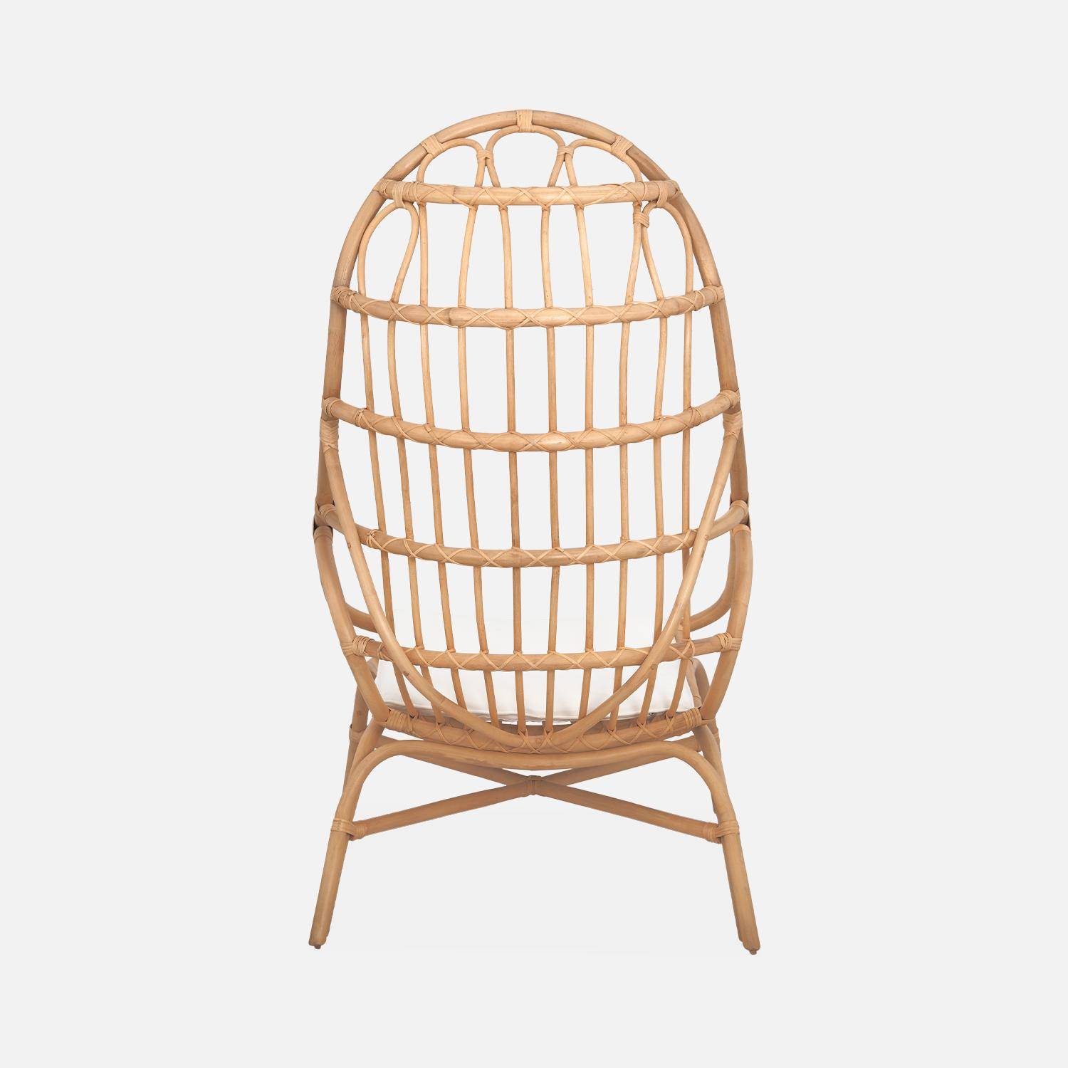 Eiformiger Sessel aus Rattan mit Kissen