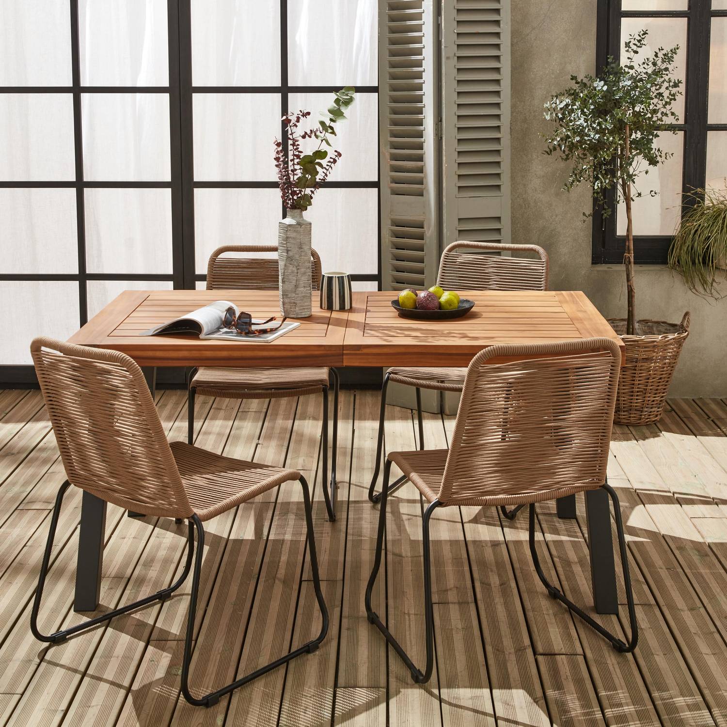 Table intérieur / extérieur Santana en bois et métal, 150cm + 4 chaises en corde BRASILIA beiges, empilables Photo1