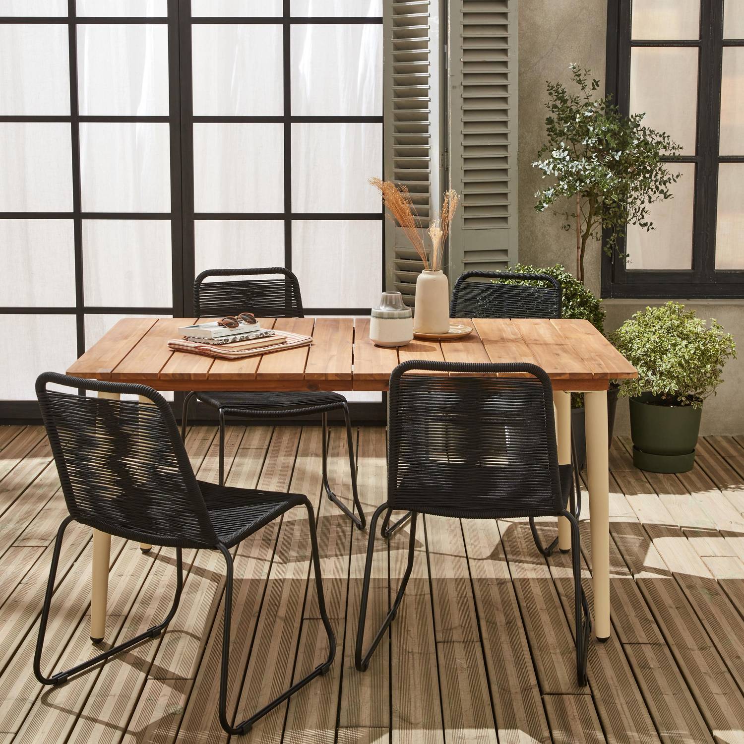 Table de jardin MARINGA bois et métal ivoire 150cm + 4 chaises de jardin en corde noire BRASILIA, empilables Photo1