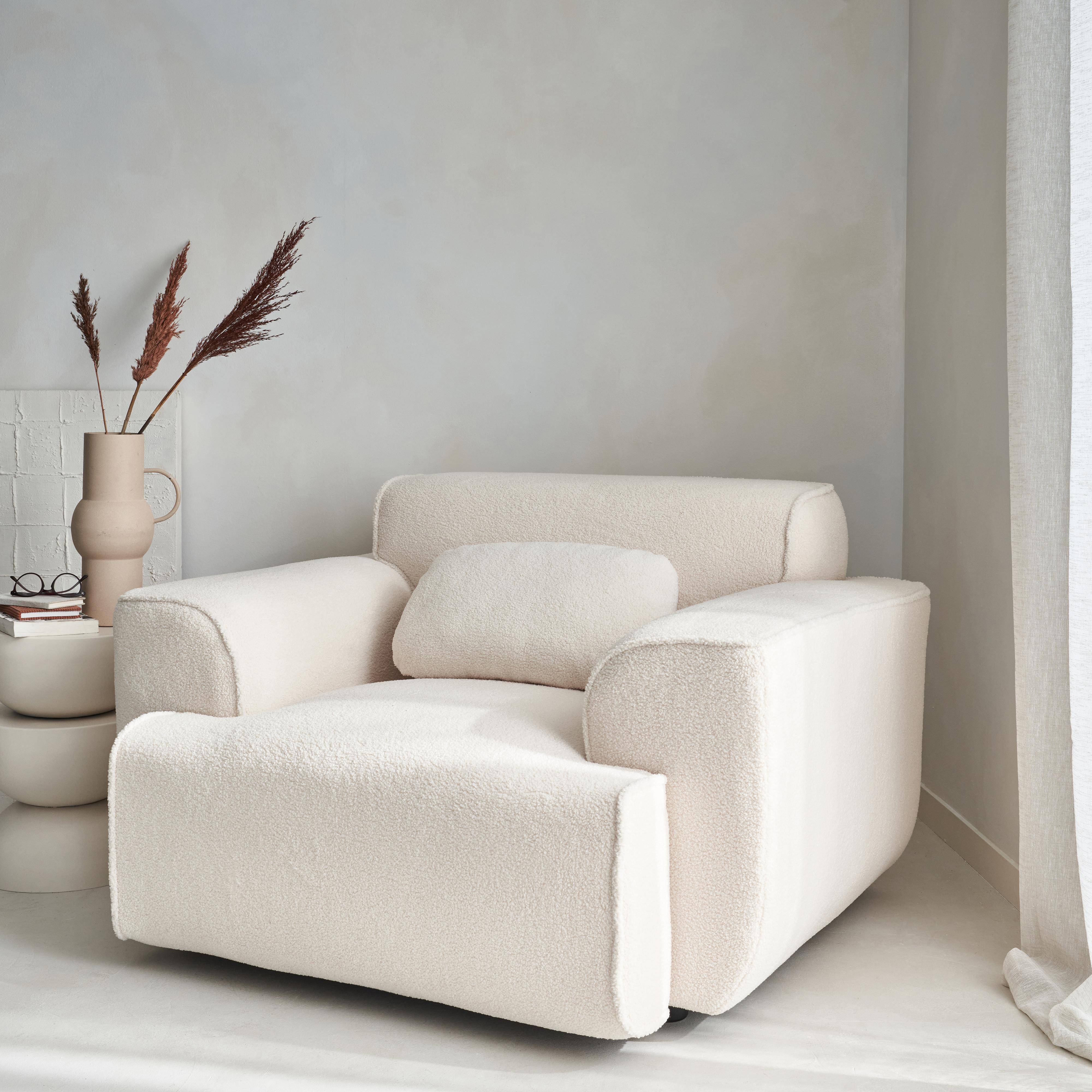 Sessel mit weißem Bouclé-Bezug, abgerundete Linien | sweeek