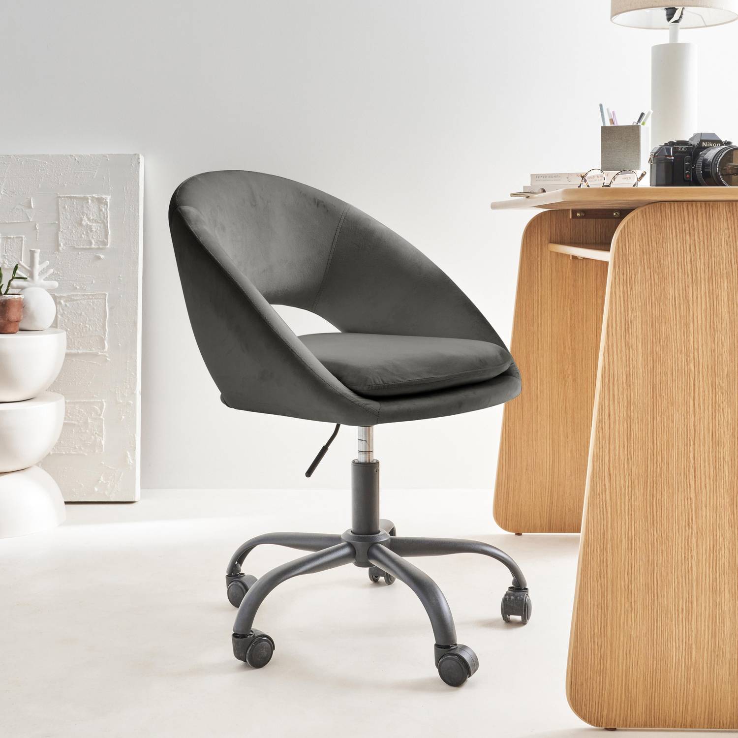 Cadeira de escritório redonda com rodízios em veludo cinzento, Pam, L 59 x P 60 x A 79 / 89cm Photo1